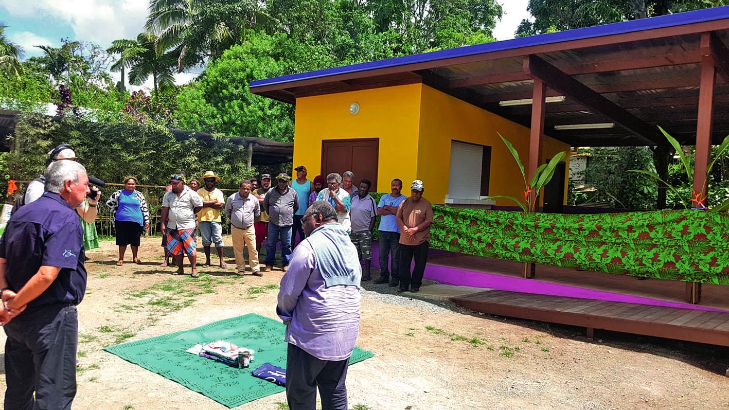La coutume a été présentée juste devant ce nouvel espace communautaire.