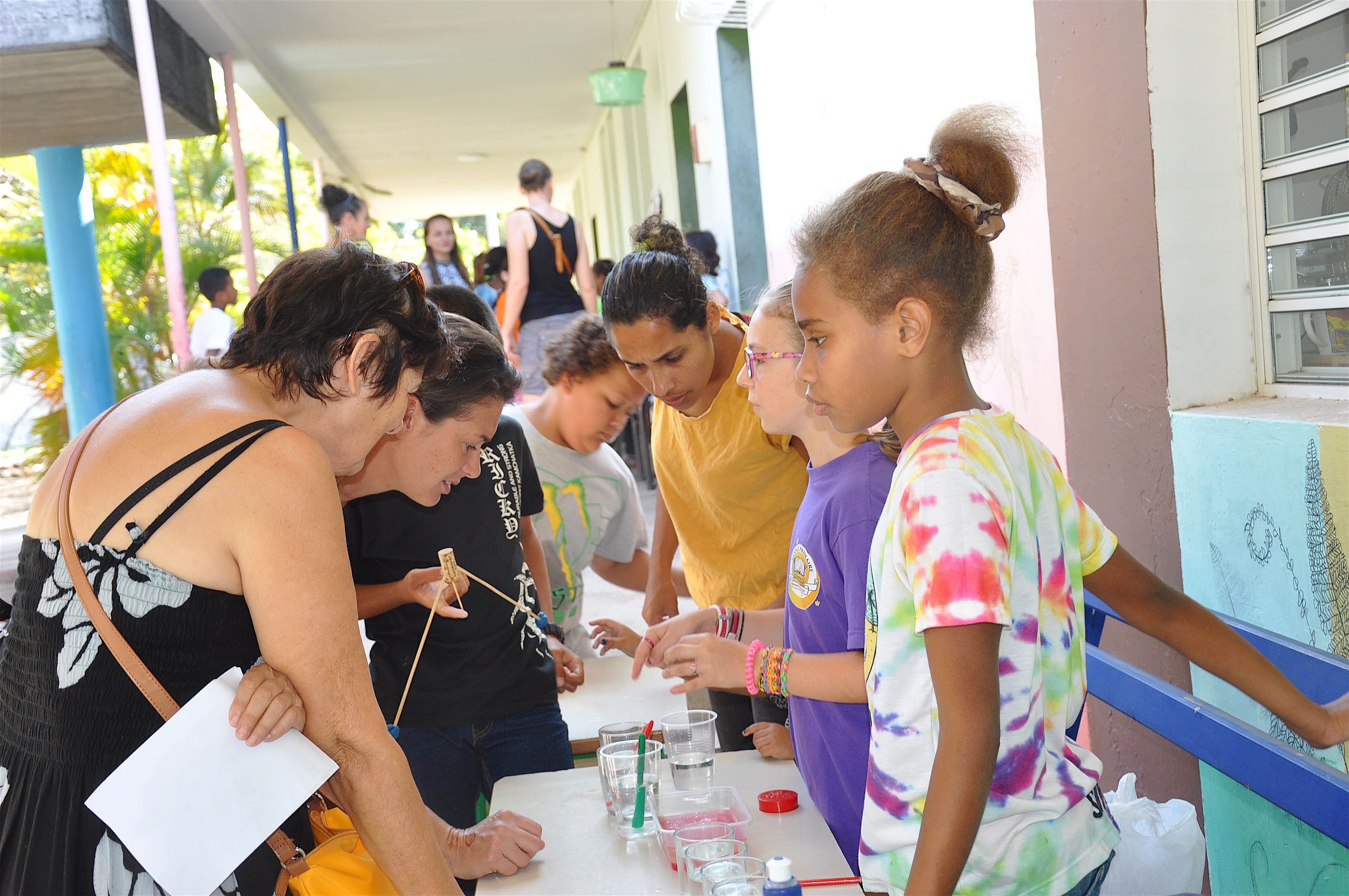 Les enfants de la classe de CM1B ont démontré qu’on peut obtenir des sons différents en tapant avec une baguette sur des verres remplis d’eau à divers niveaux.