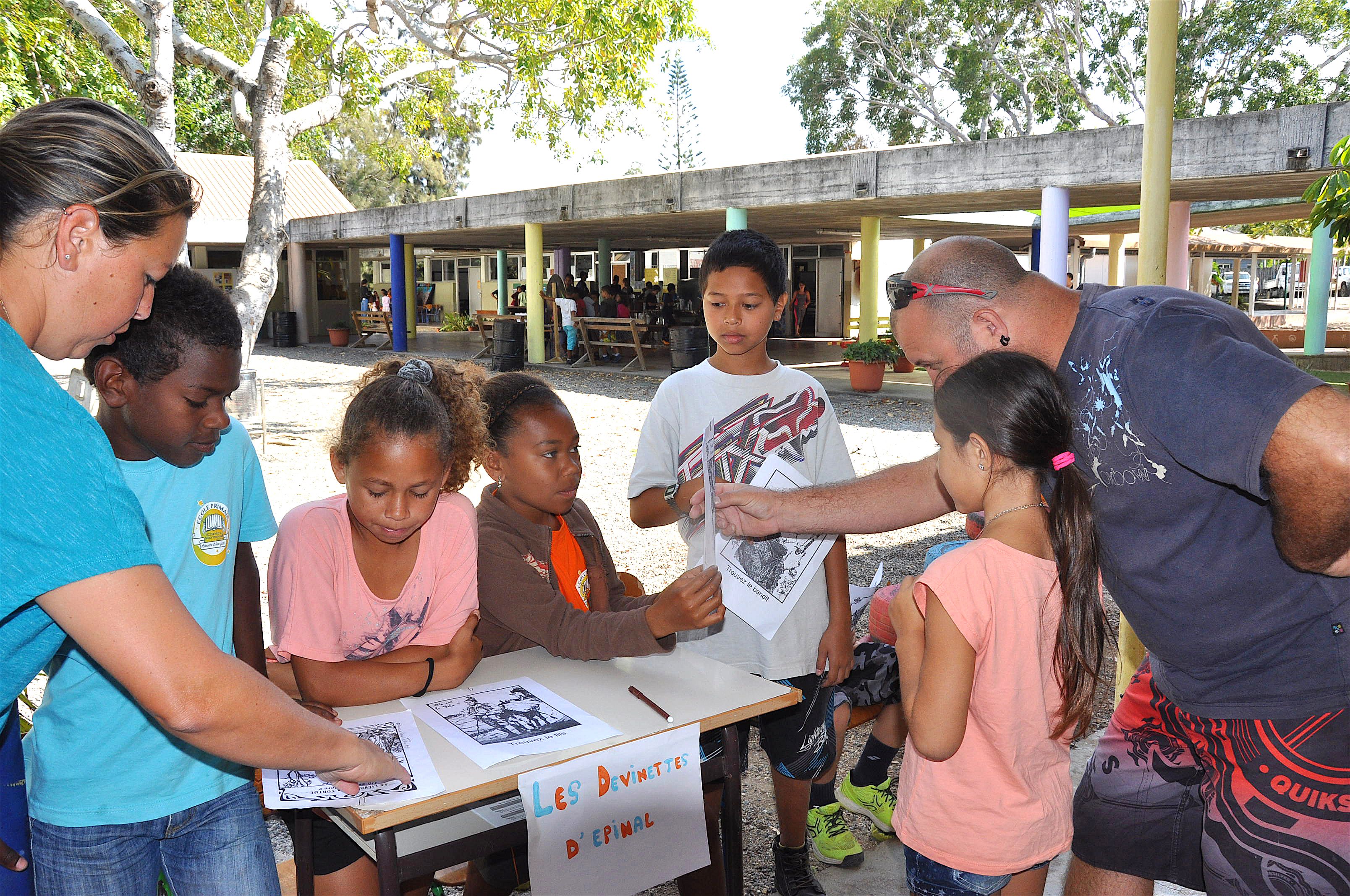 Devine où je me cache ? C’est un peu ce que les élèves de CM1C ont posé comme colle à leur public, dans le cadre des devinettes d’Epinal. Ils ont présenté une série d’images où il fallait découvrir un sujet (animal, personne, visage) faisant partie intégrante du dessin.