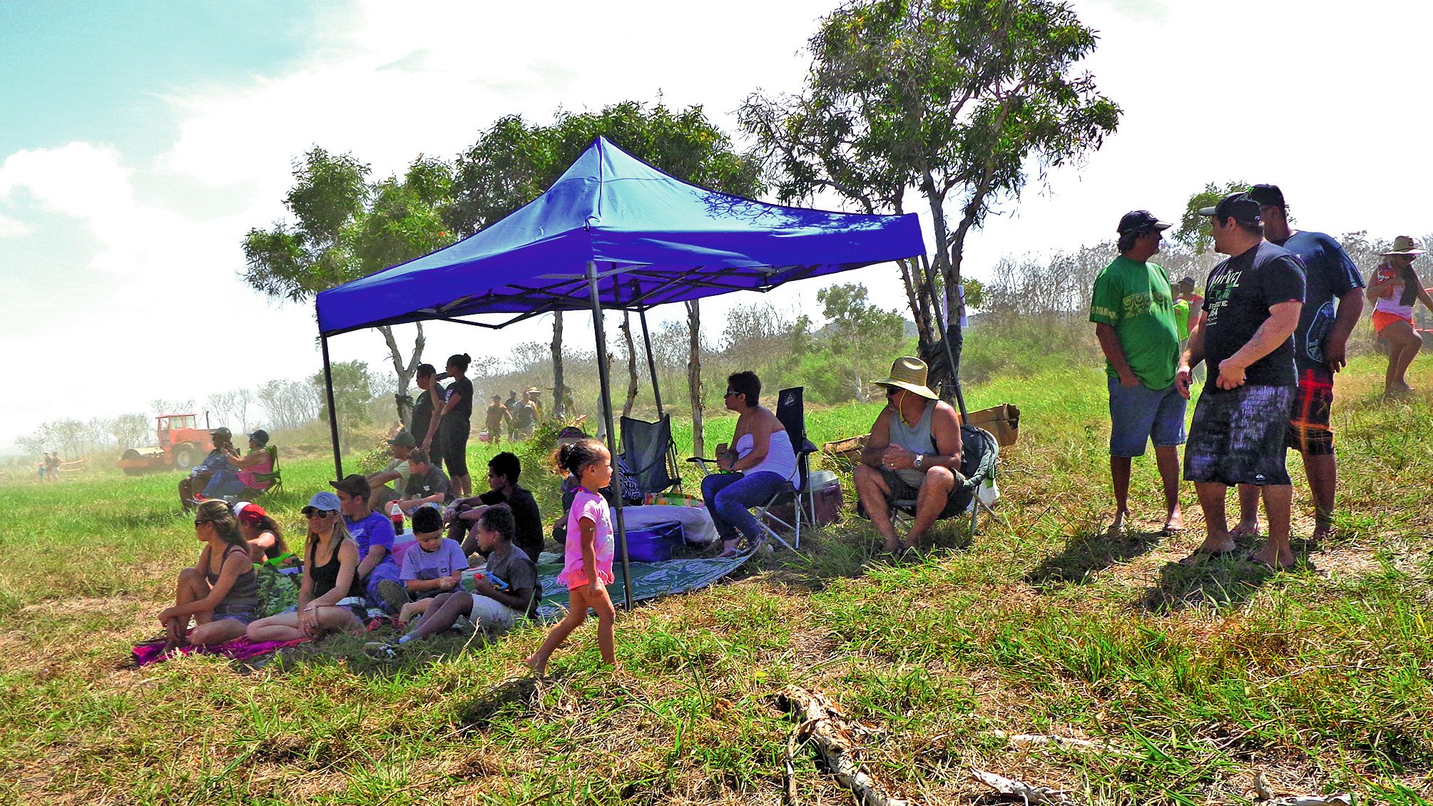 Les spectateurs ont résisté à la chaleur et à la poussière pour encourager et apporter leur soutien aux pilotes, qui tour après tour, semblaient tous satisfaits de ce nouveau circuit.
