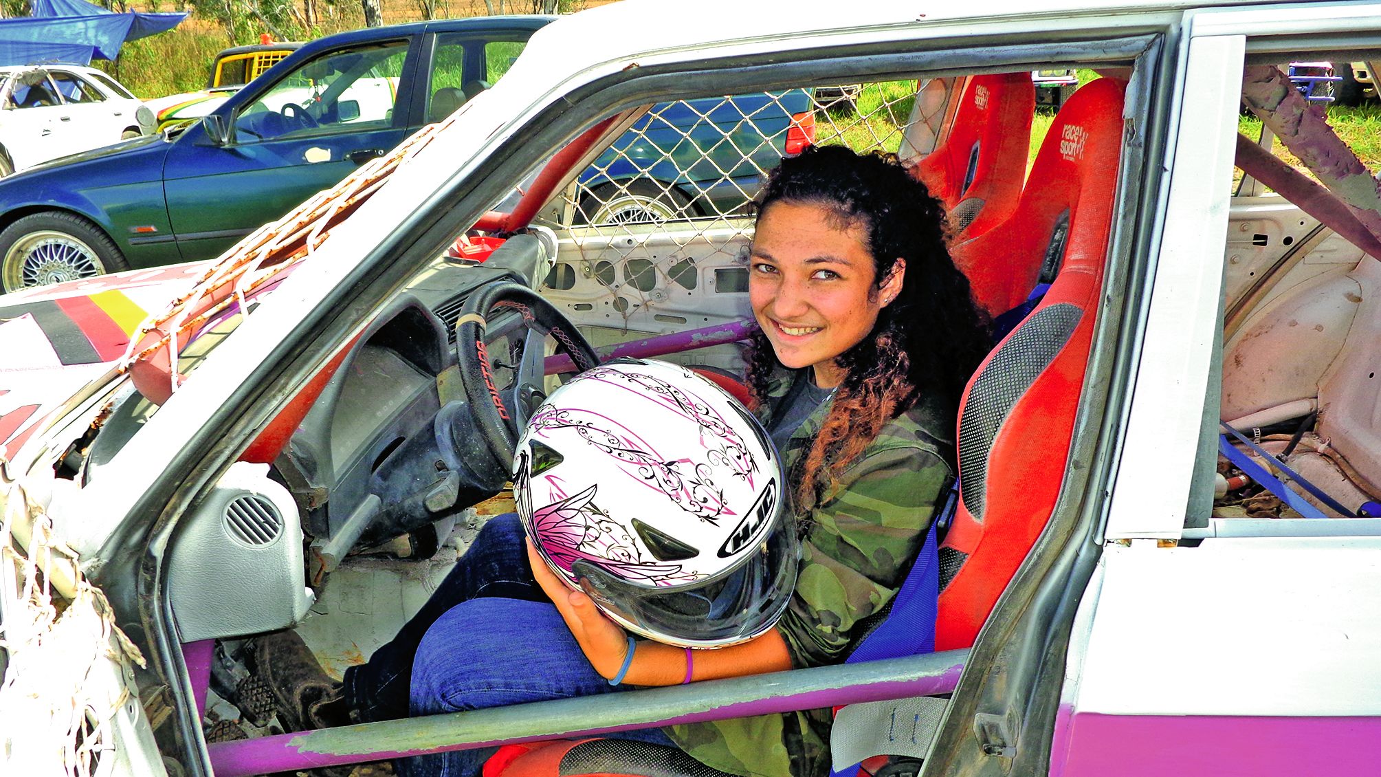 Charmant clin d’œil pour Danaée, âgée de 15 ans, la plus jeune pilote de la journée. Elle possède une BMW 320 de couleur blanche  et rose.  