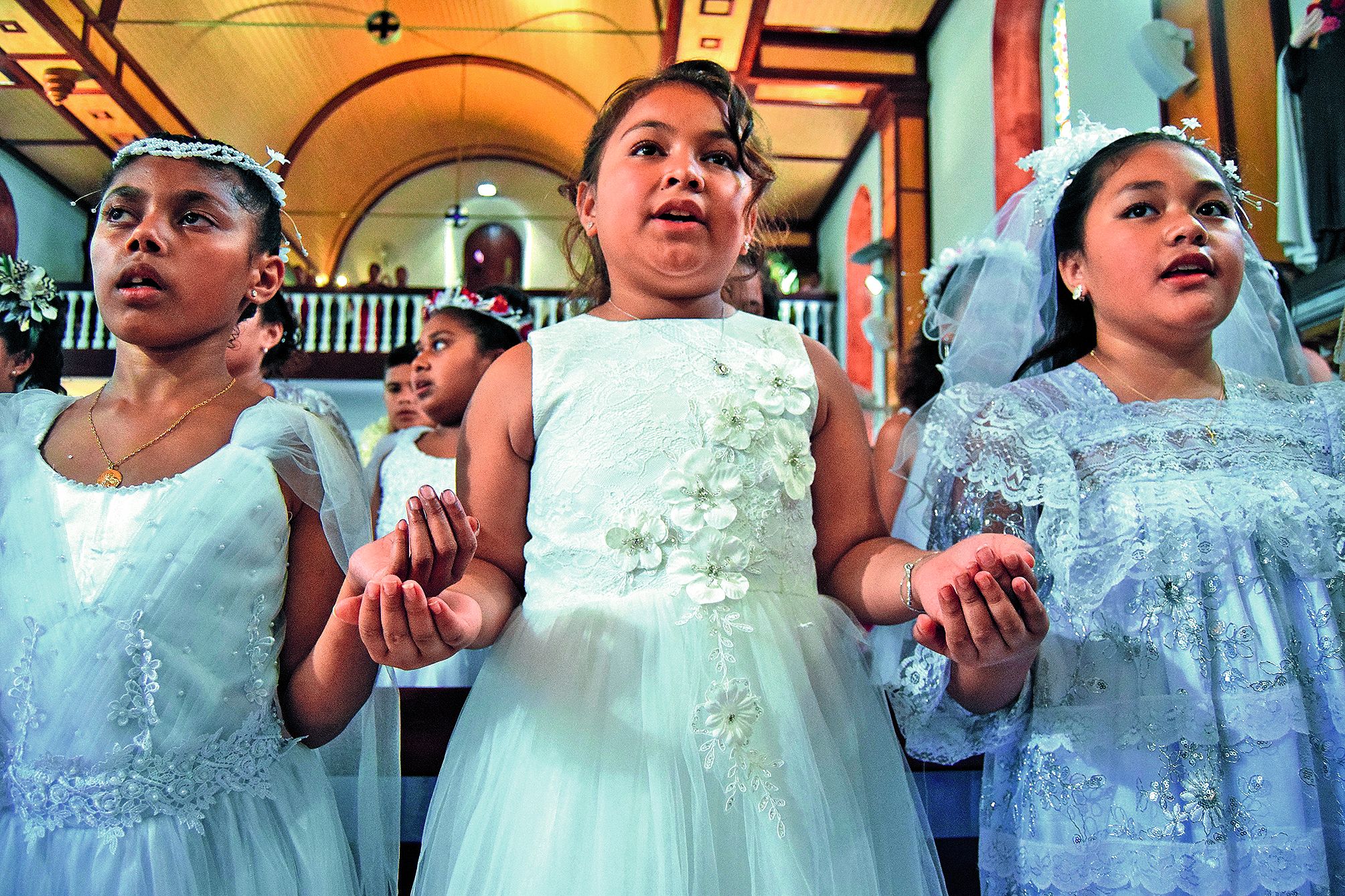 Les chants liturgiques ont émaillé toute la messe, des musiciens, et une très jeune percussionniste, ont assuré la musique, tandis que les communiants menaient les chants. 
