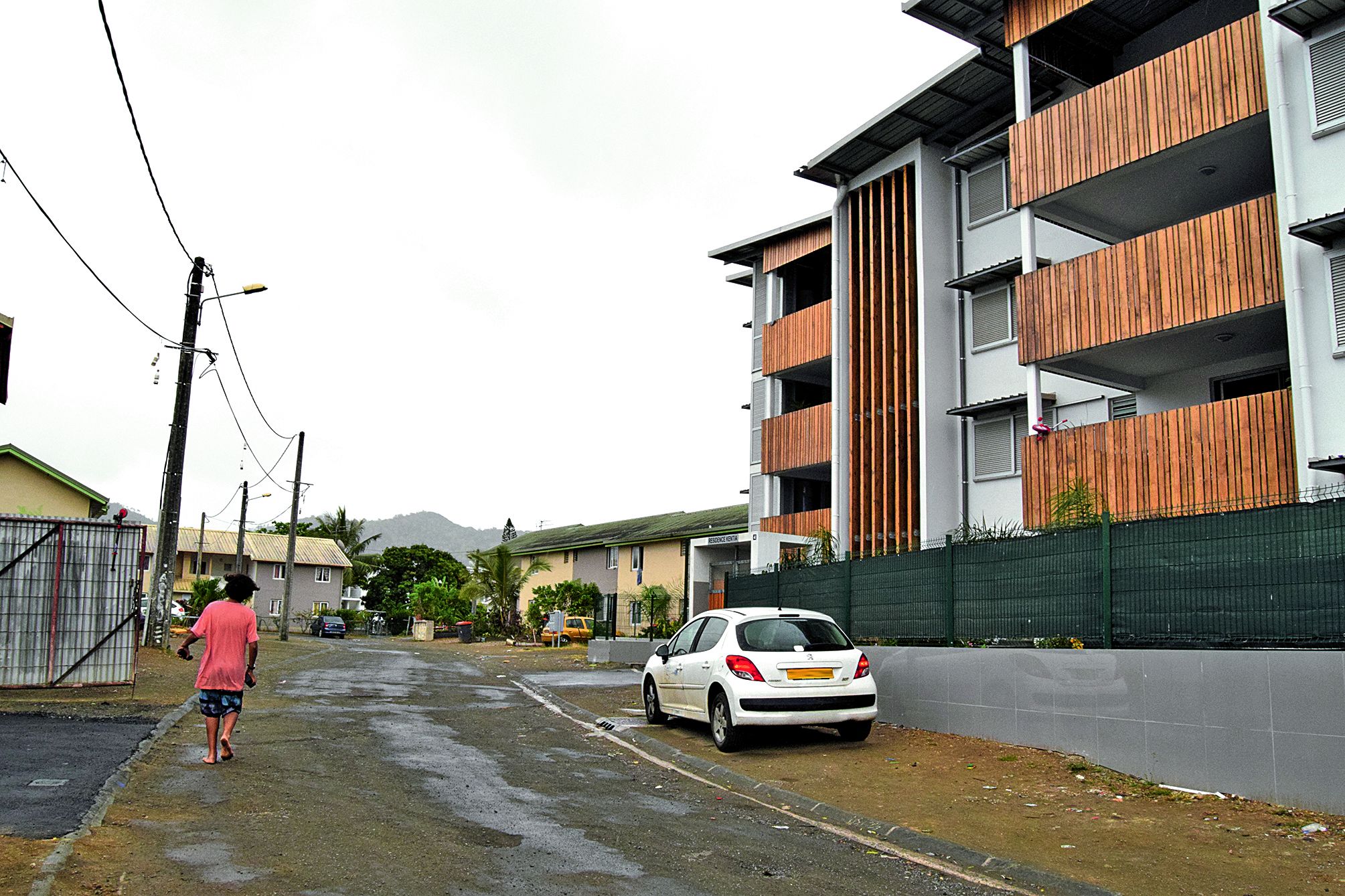 Les Palmiers, quartier ouvert, est aujourd’hui flanqué de deux résidences fermées, Roystonea (à gauche) et Kentia.