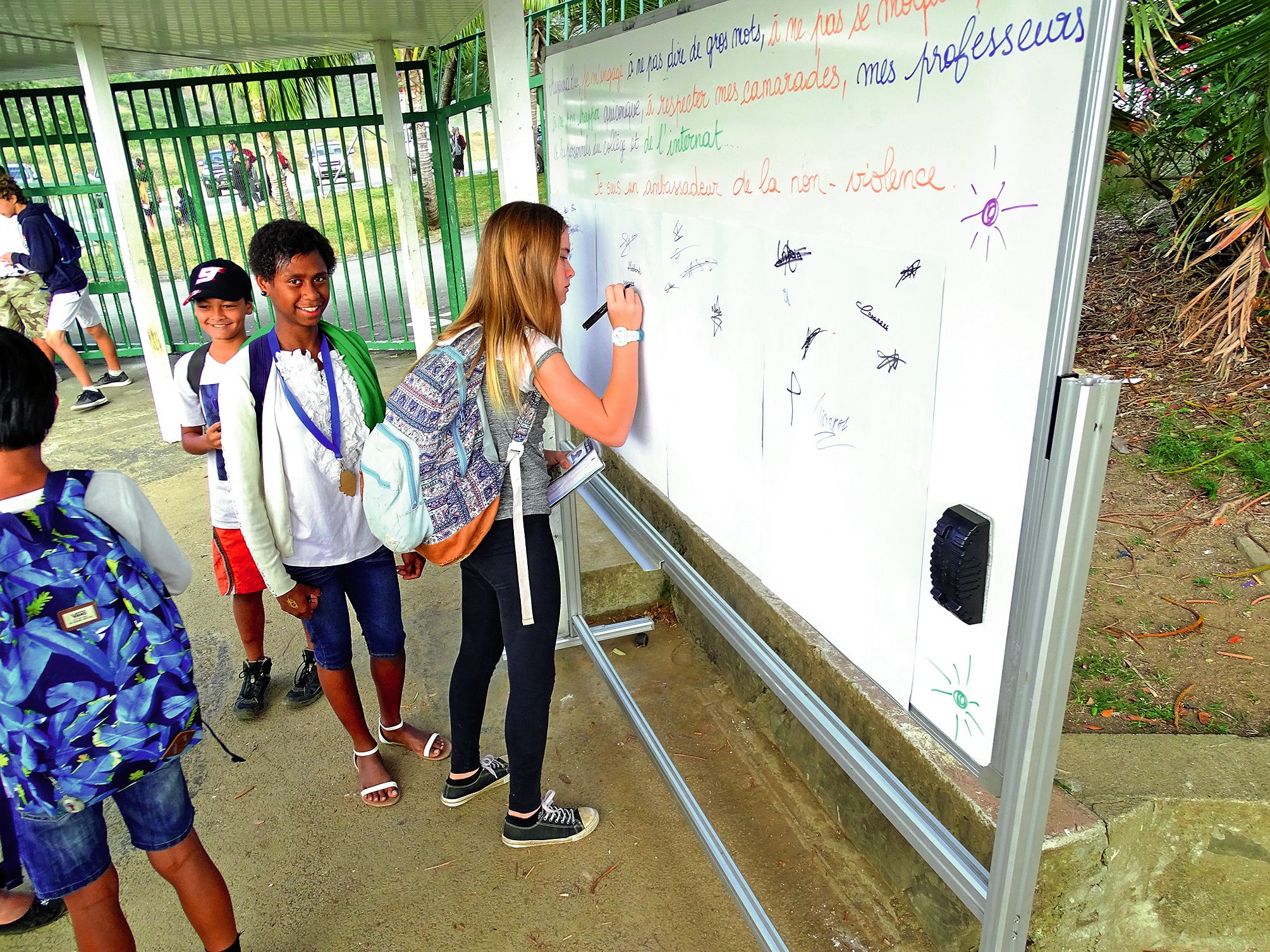 Postée au portail, Mayanna l’une des trois organisatrices, a convié ses camarades à signer la charte citoyenne de la paix. 