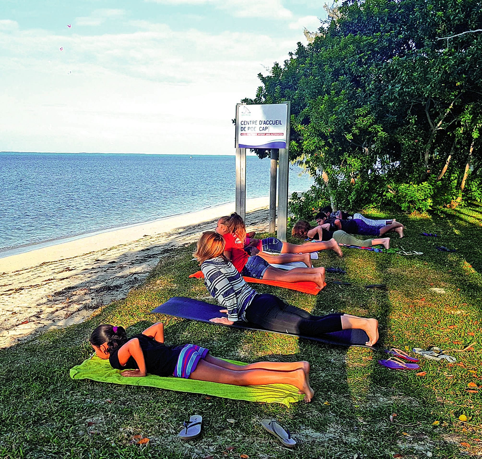 Rien de tel qu’un peu de yoga devant le lagon pour bien commencer la journée.