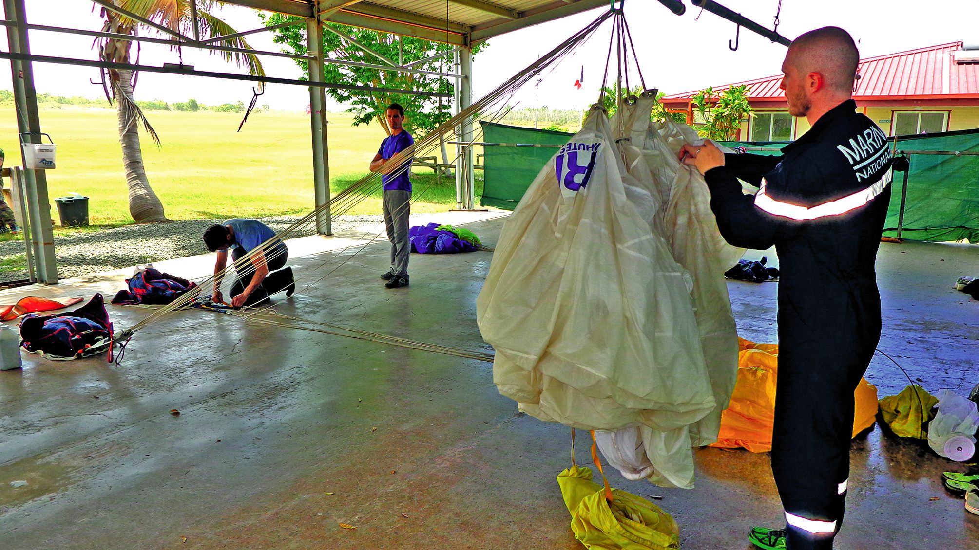 Le pliage du parachute est un exercice qui paraît difficile mais qui est effectué avec beaucoup d\'attention et de sérieux pour éviter les mauvaises surprises.