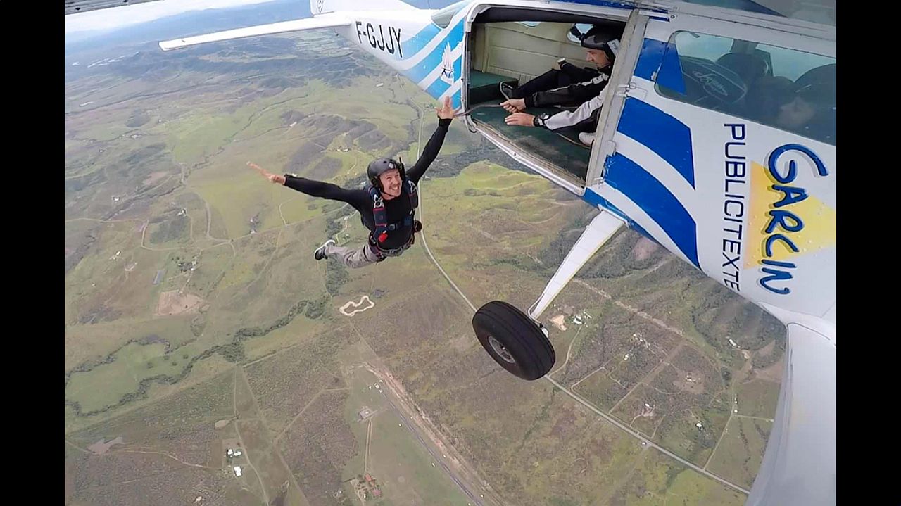 Les plus expérimentés pourront sortir de l\'avion et activer eux-mêmes leur parachute. Sensations fortes garanties.