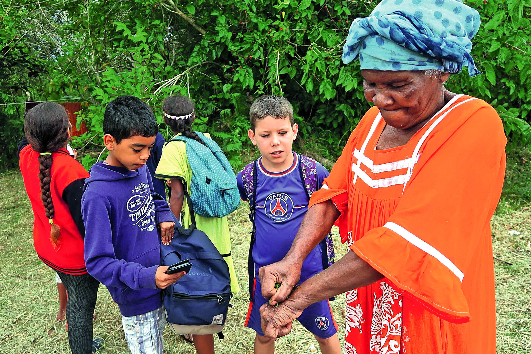 Les groupes d’une dizaine d’élèves sont partis à la cueillette des plantes sauvages afin d’en savoir plus sur les propriétés fantastiques de la flore locale.