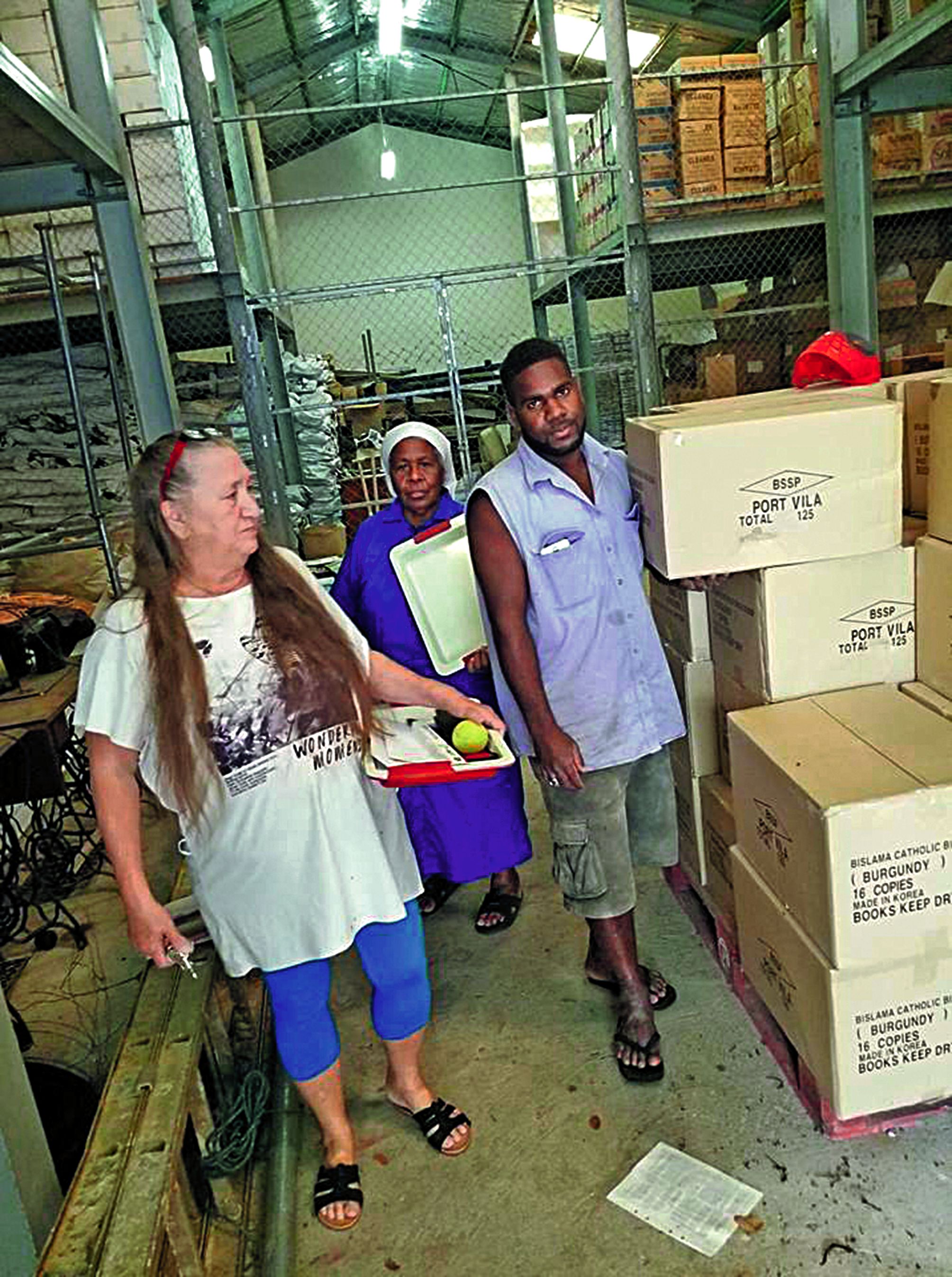 À Port-Vila, les matériaux (tentes, vêtements, caisses à outils…) sont prêts à être envoyés sur l’île de Santo par le Secours catholique.