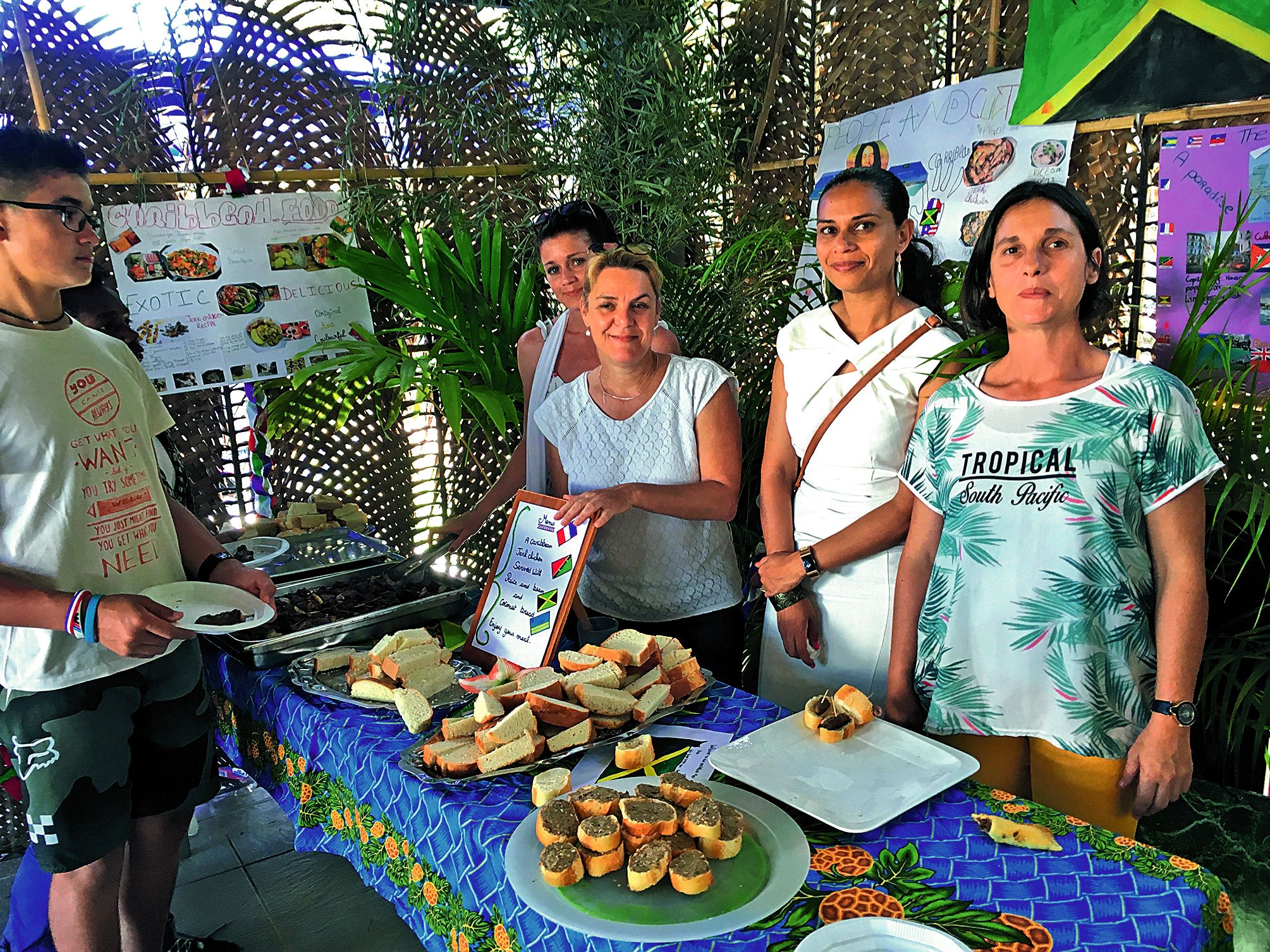 De gauche à droite : Aude Lafleur, Judith Mylle, Sylvia Dufour, Emilie Hyest Tuulaki (absente de la photo), respectivement professeurs d’espagnol et d’anglais, épaulées par Sabine Martin (1ère à droite), sont à l’origine de ce projet culinaire financé par