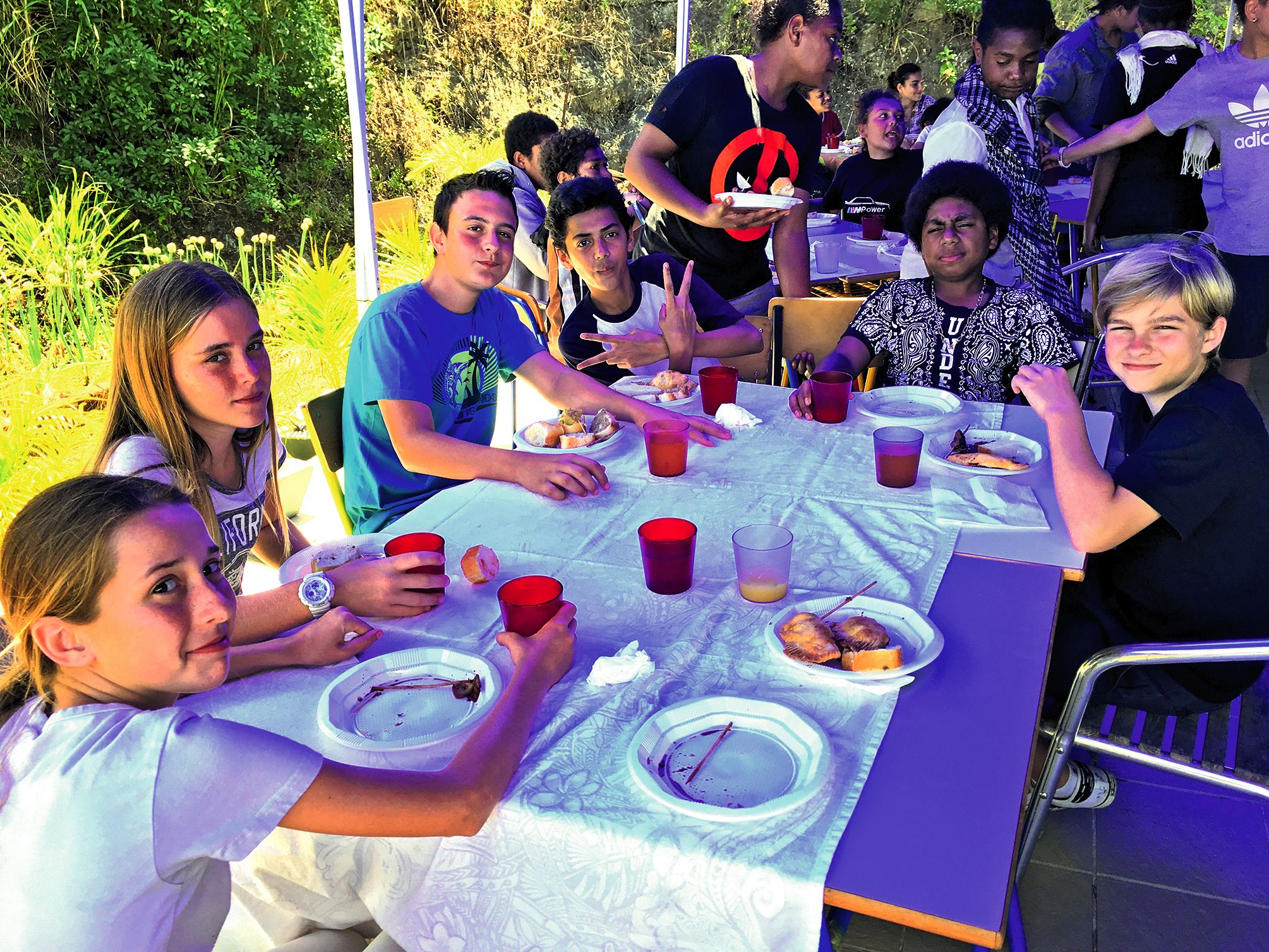 Quelque 80 élèves de 4e A, B, C et S ont travaillé et acquis  de nouvelles compétences dans le cadre de ce projet. A l’image du caribbean jerk chicken, les convives ont apprécié les différentes saveurs des quatre pays visités.