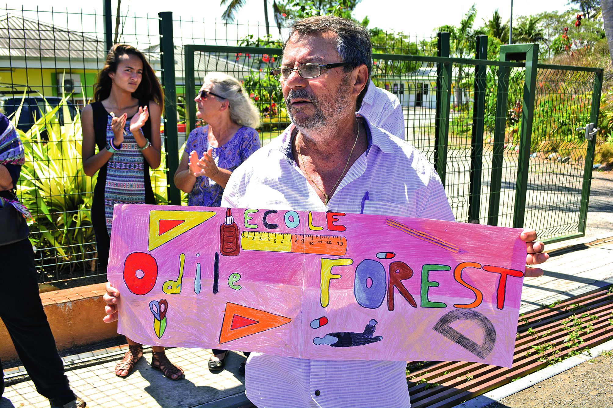 Pour bien montrer que le choix des enfants a été respecté, Manu Cormier a dévoilé le dessin qu’ils ont réalisé au préalable. Le panneau qui a été posé au-dessus de l’entrée de l’école est la copie conforme de leur production.