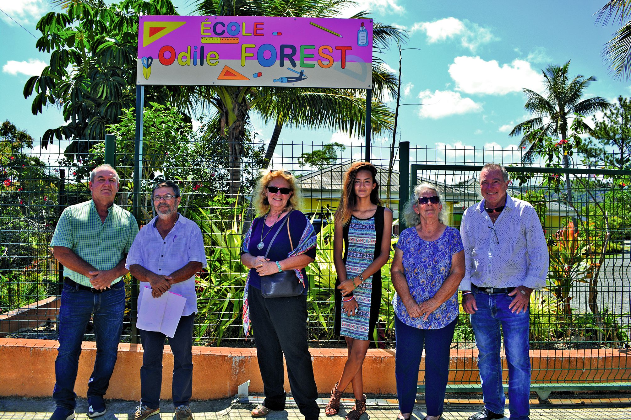 Monique Forest (2e à droite) au côté du maire, Françoise (4e à droite) et Jacques (1er à gauche) sont les enfants d’Odile Forest.  Ce geste de reconnaissance à l’égard de leur mère est pour eux  une grande fierté.