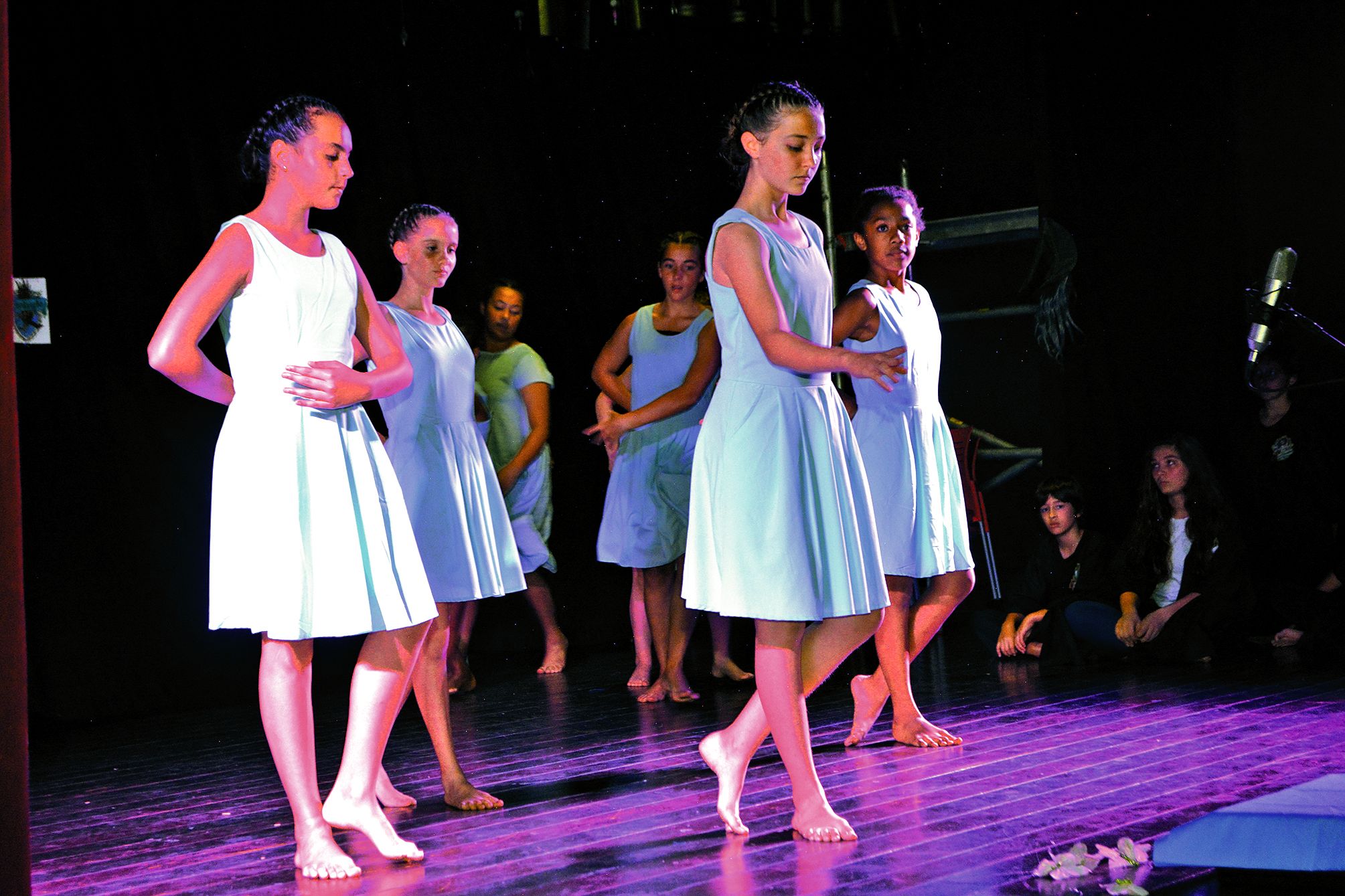 Les jeunes danseuses ont fait leur entrée sur scène au milieu du spectacle. Elles ont charmé l’auditoire par leur grâce.