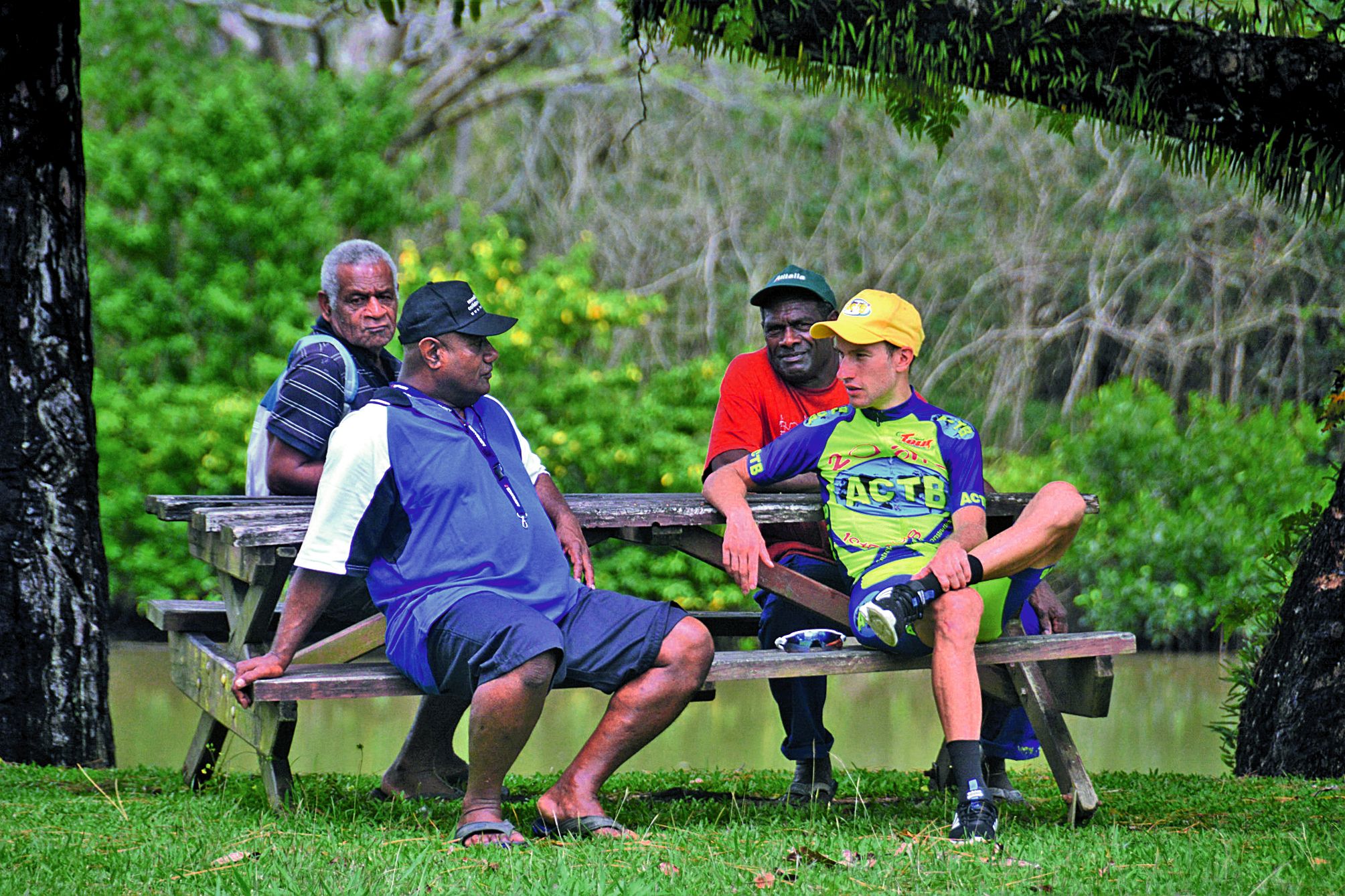Le maillot jaune Geoffrey Bouchard a profité du temps libre avant la cérémonie du podium à Ponérihouen pour échanger avec les vieux du village.