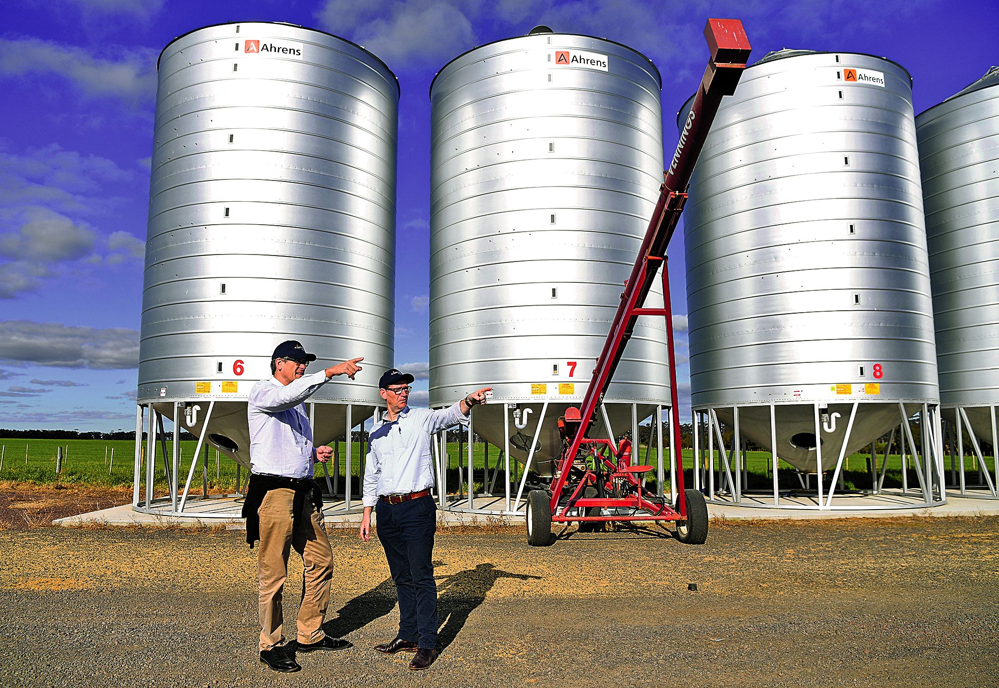Le président de la coopérative agricole française Vivescia Christoph Buren (à g.) et le PDG de Malteurop Australie-Nouvelle-Zélande, Trevor Perryman, devant des silos à grains près d\'Inverleigh, à 90 km de Melbourne.Photo AFP
