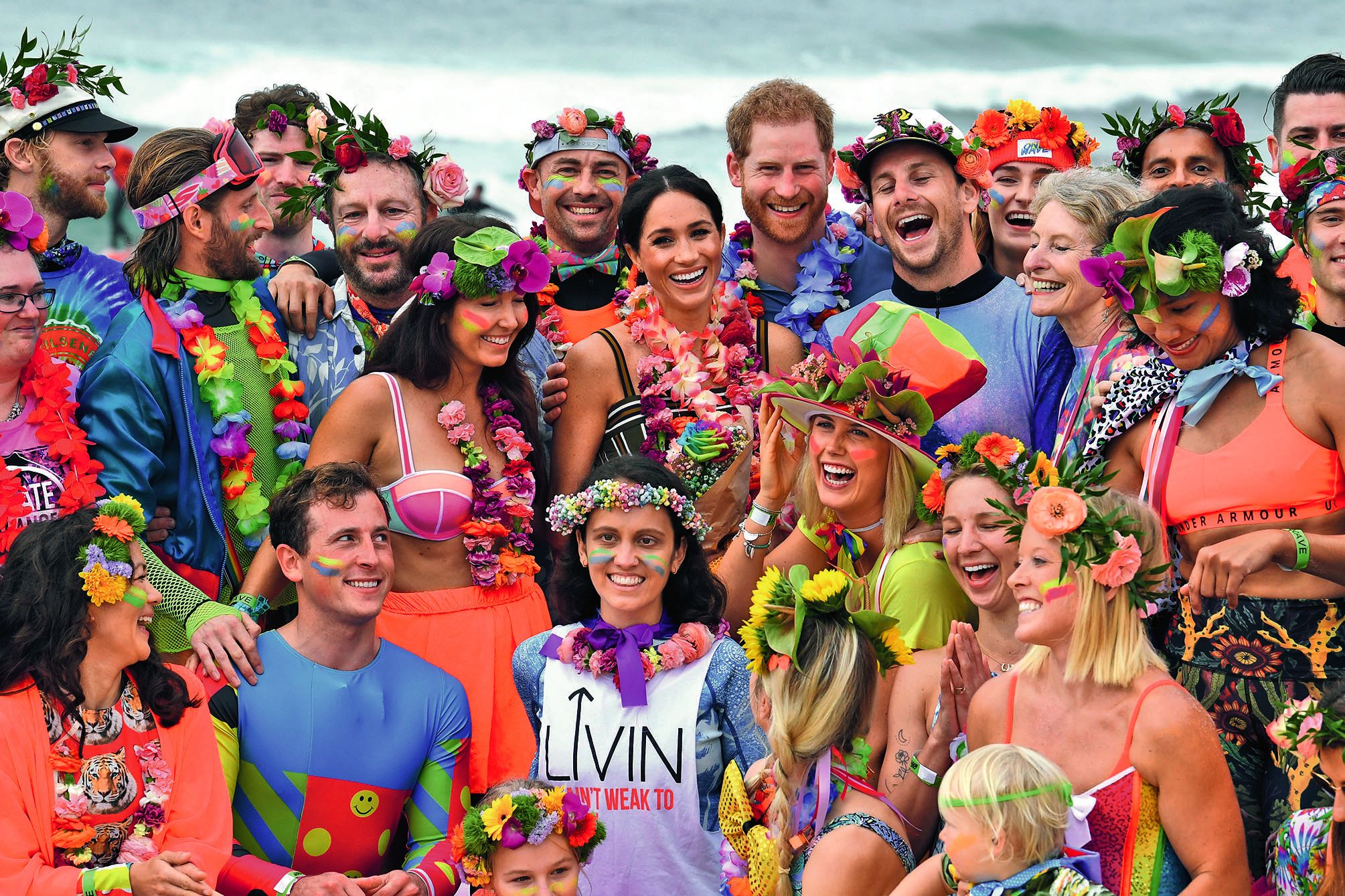 Harry et Meghan étaient sur Bondi Beach hier matin, entourés des membres de l\'association OneWave, qui promeut les activités de plein air pour dépasser ses problèmes psychologiques.Photo AFP
