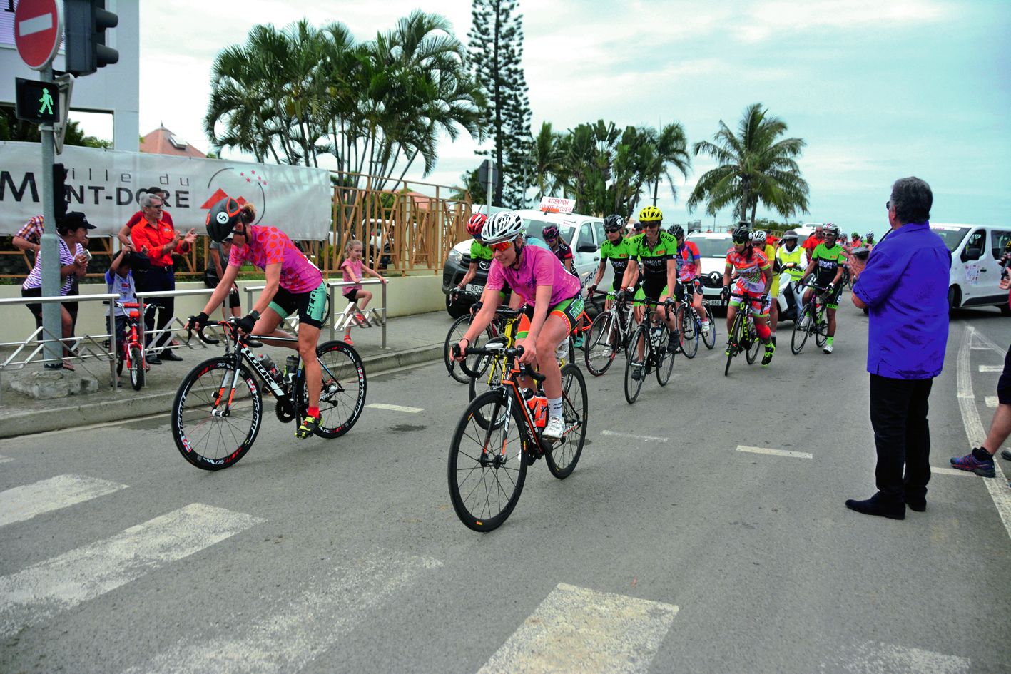 Océane Tessier, ici au centre lors du départ à Boulari hier, a remporté le Tour féminin devant Céline Hirzel (à gauche).