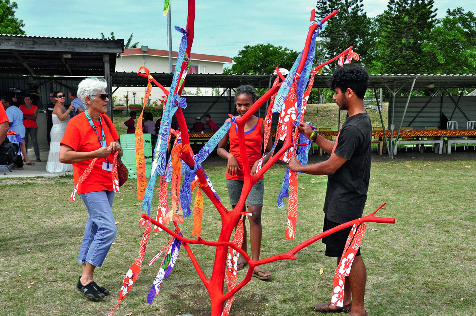 A son arrivée, la famille a été conviée à nouer un manou aux branches d’un arbre sec.