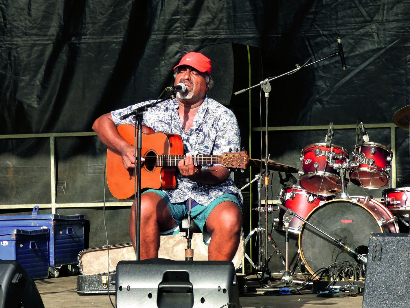 Du côté des animations, l’accent a été mis sur les danses,  les chants traditionnels et les concerts sur la grande scène. Tymash, originaire de la tribu de Luengoni, a ouvert  les festivités avec un spectacle dédié à Francis Cabrel.