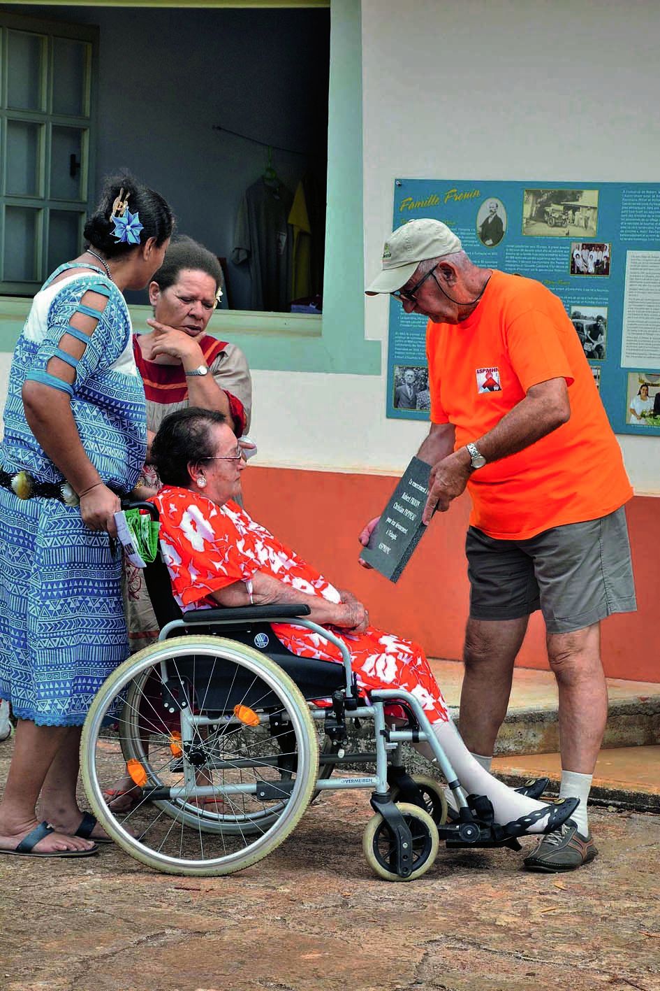 Un membre de l’ASPMHNC a présenté à Jeannine Frouin la plaque commémorative de son défunt mari  - Robert Frouin -  et celle de Christian Papineau, un hommage à leur dévouement  pour Tiébaghi.