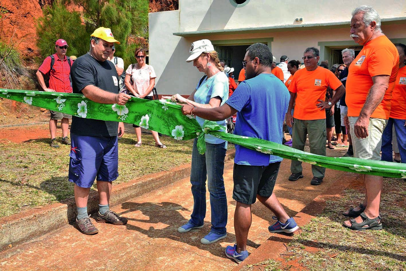 Armande Duraisin, première adjointe au maire de Koumac, a inauguré avec Romaric Néa, représentant la Direction de la culture de la province Nord, le nouveau sentier botanique réalisé par Dominique Fleurot, en présence des membres de l’ASPMHNC et de visiteurs.