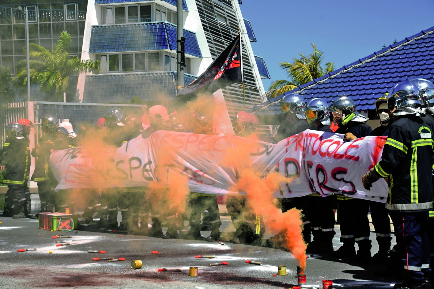 À l’appel des syndicats Sensis, CSTC-FO et Solidarité-NC, une centaine de pompiers se sont rassemblés devant le gouvernement. Photo Th.P.