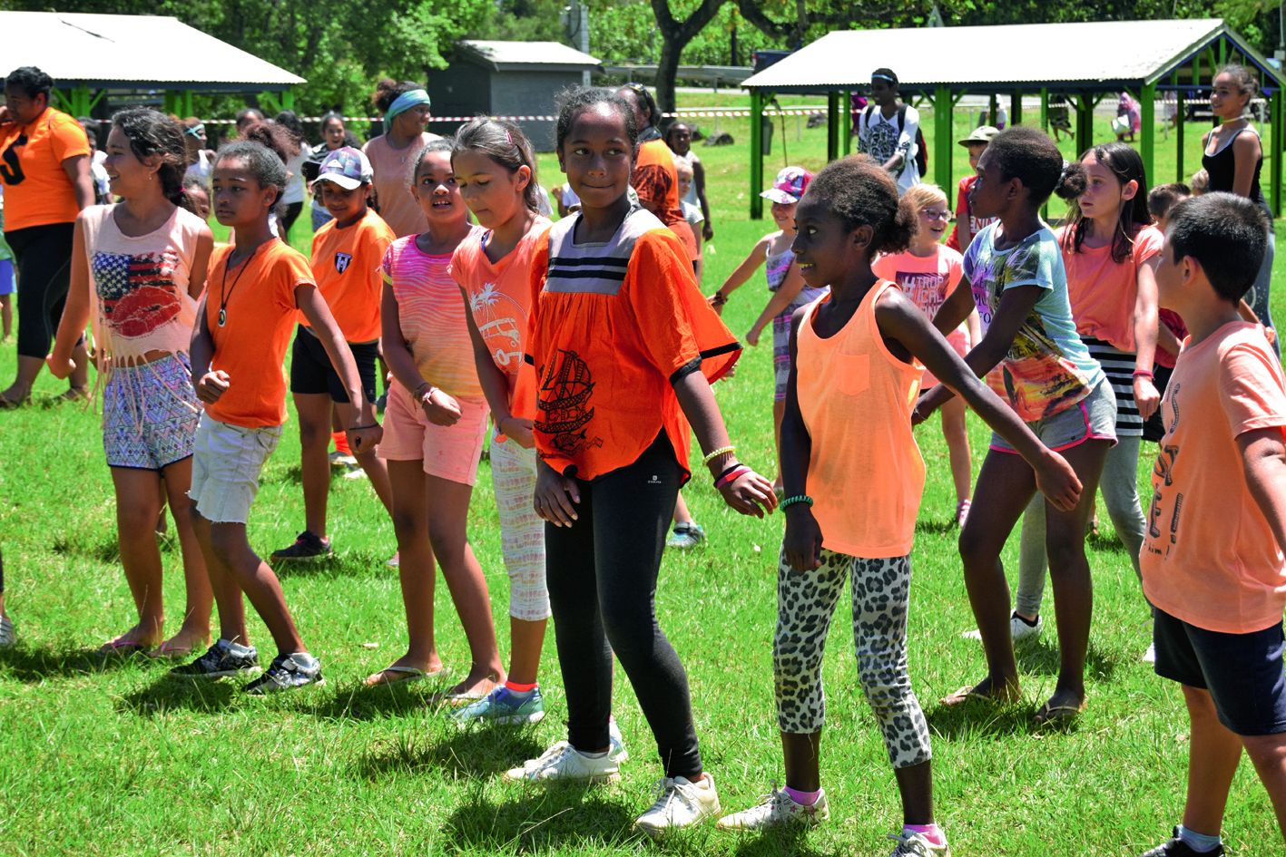 Les enfants des six centres primaires de l’Acaf, de 6 à 13 ans, se sont réunis hier au parc Fayard pour un Grand jeu. Mais avant, les centres ont fait connaissance au travers de danses, version battle, comme ici les enfants du Faré de Magenta.photo A.D.