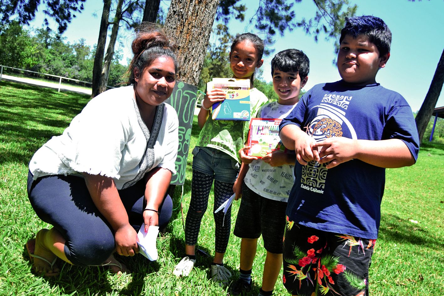 Christa, l’animatrice, encadre Elisabeth, Axel et Taïg lors de leur jeu : le maître des couleurs. Les autres enfants doivent en cinq secondes mémoriser une série de couleurs et les reproduire de tête.photo A.D.