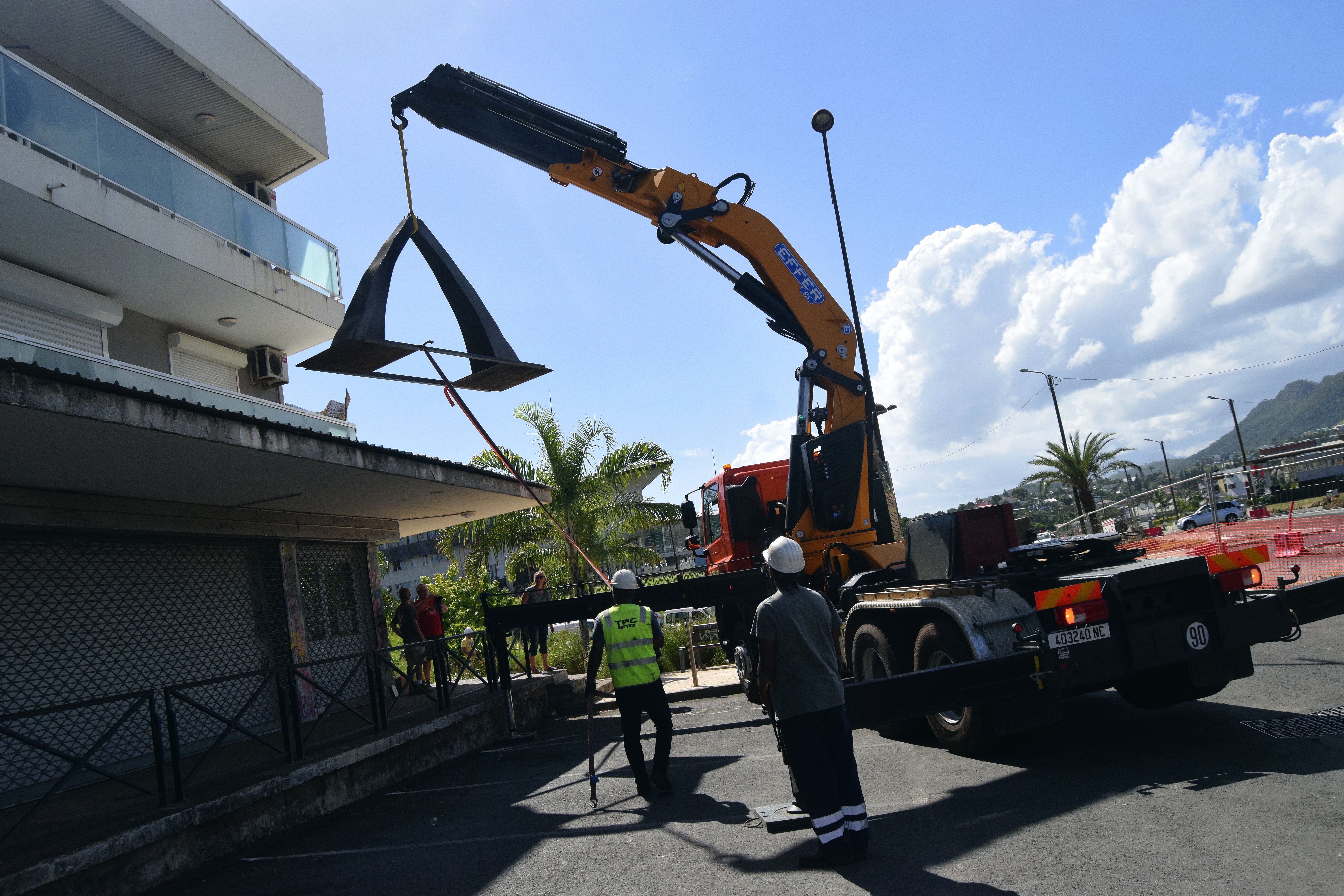 La société Ferronnier 2000 a assuré la fixation de l’œuvre,  et l’entreprise TPC a géré le transport. Bien qu’habitués aux chantiers imposants et originaux, la pose d’une œuvre d’art, « ce n’est pas tous les jours », concèdent les gérants. 