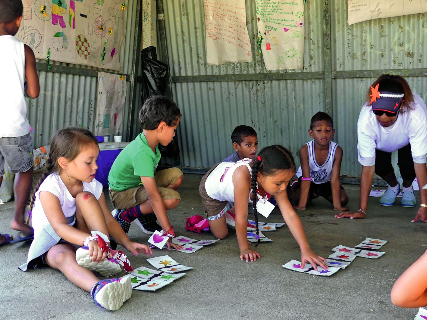 D’autres ont pu faire une partie de domino, un puzzle ou une activité sportive. De quoi permettre aux petits de « partager et d’échanger ». « C’est le but de cette journée », souligne Isadora, directrice du centre mixte de Tuband. Photo S.B