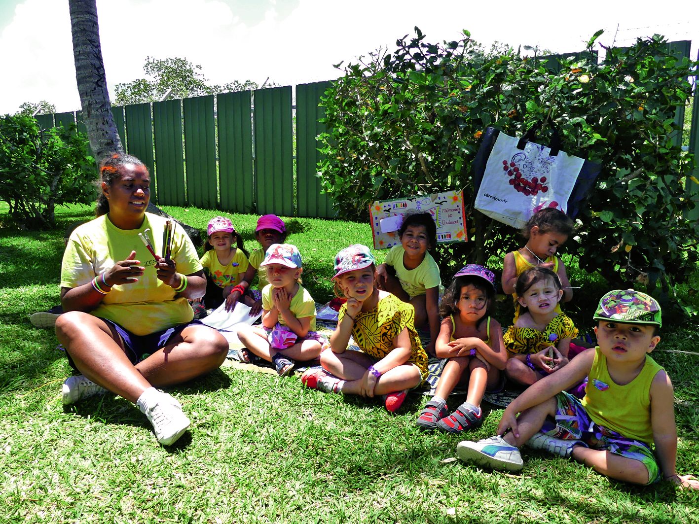 Au faré de Magenta aussi, l’heure était au rassemblement, hier. Les six centres de l’Acaf ont proposé de multiples activités aux bambins de trois à six ans. Certains ont joué au Memory. Photo S.B
