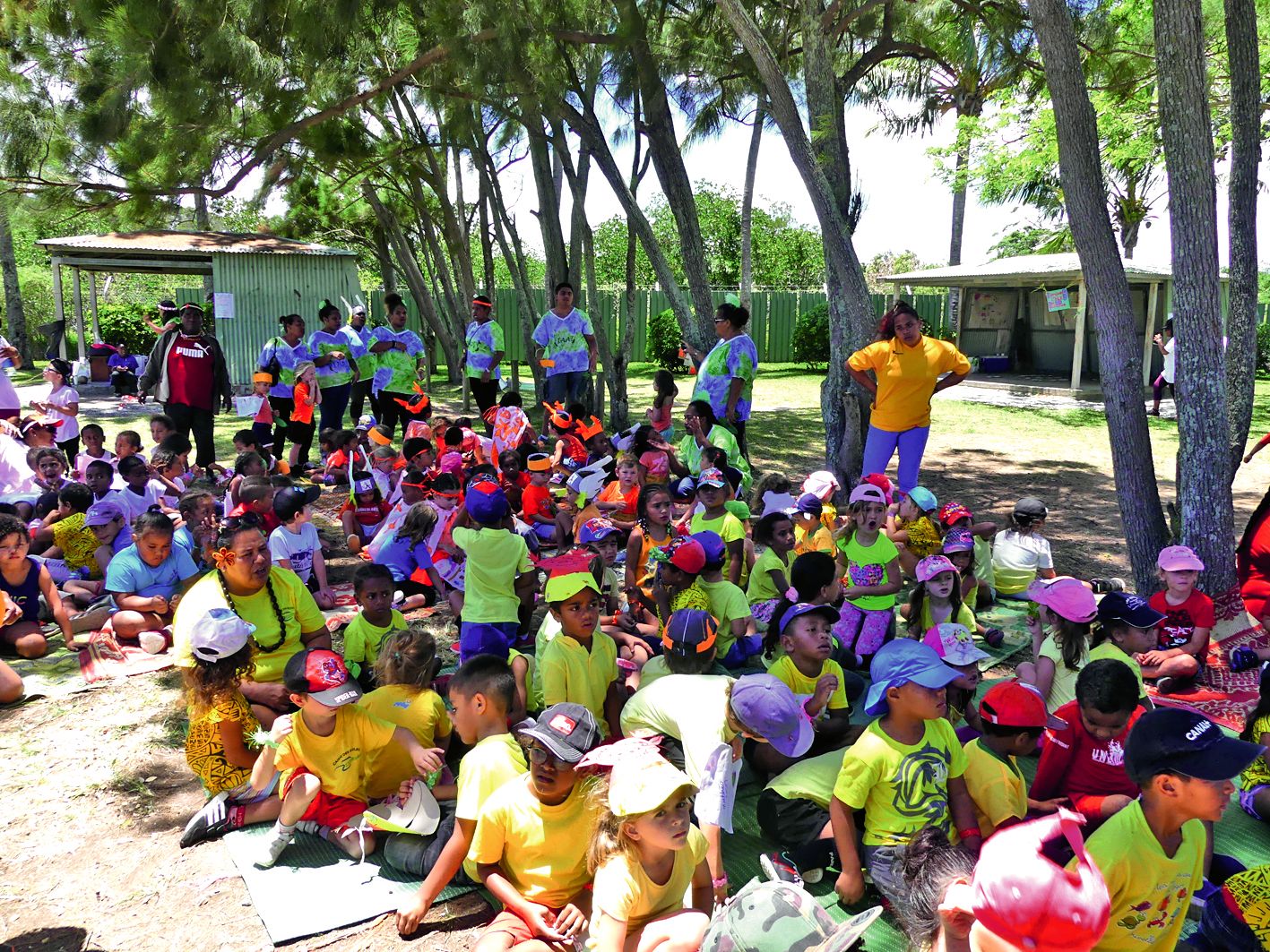 C’est sans conteste la chasse aux couleurs de l’arc-en-ciel qui a égayé la matinée. À la fin du jeu, les 212 enfants venus de Païta, Dumbéa-sur-Mer, Koutio, Robinson, Tuband et Amiot à Magenta se sont rassemblés et ont chanté. Photo S.B