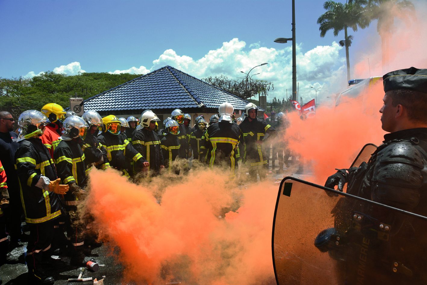 Un important dispositif de sécurité (gendarmes et policiers) a été déployé. Des débordements ont éclaté dans la matinée.