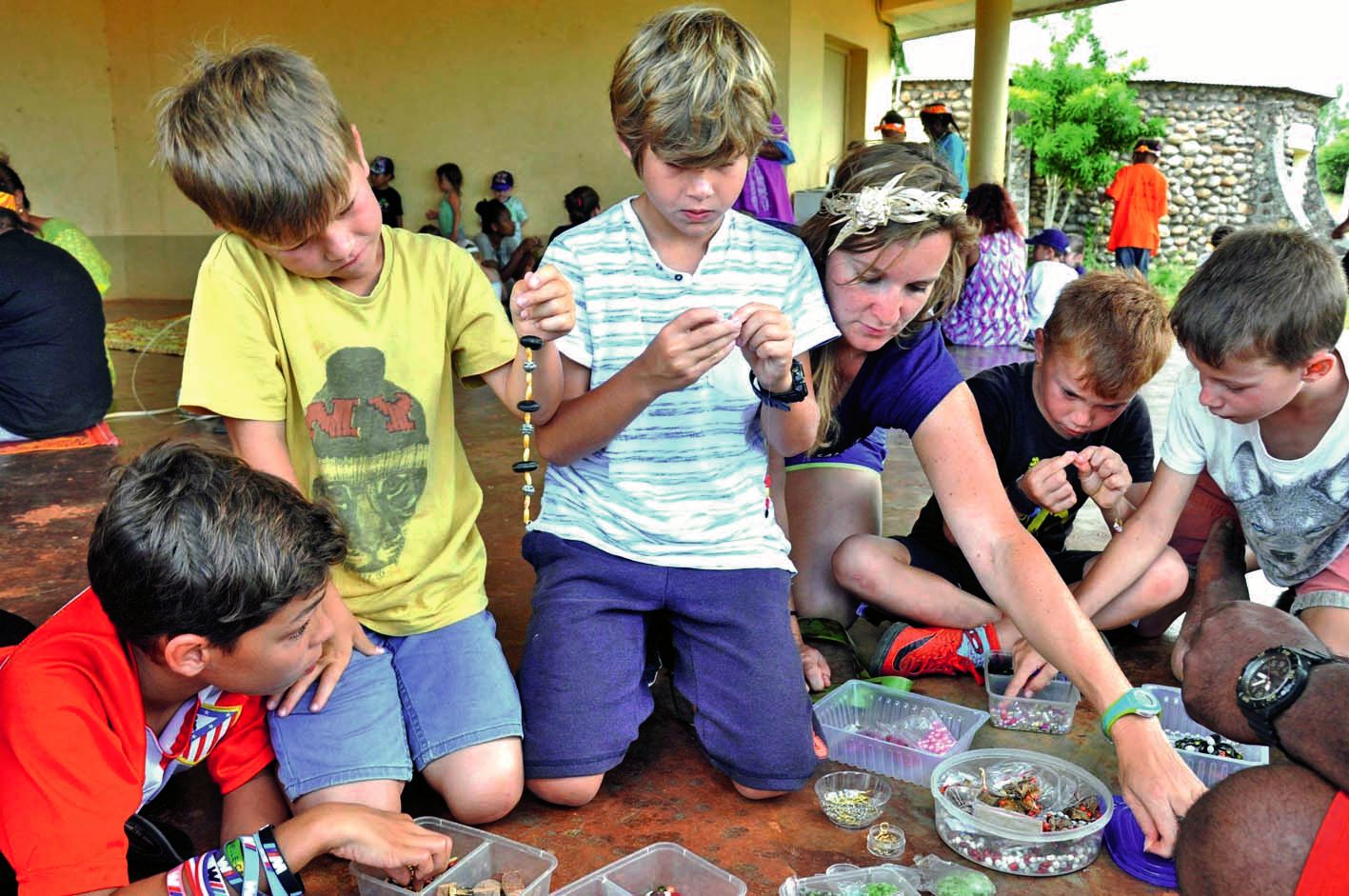 Les enfants des deux centres de loisirs, conseillés par Serge, ont réalisé des bijoux - colliers, bracelets, boucles d’oreille - à l’aide  de perles et de graines végétales.