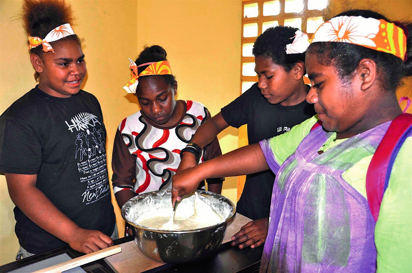 Le groupe des grands du centre de loisirs de Gamaï, encadré par Sophia, a préparé la pâte pour faire des beignets au zeste de citron, qui ont été dégustés au goûter de départ.