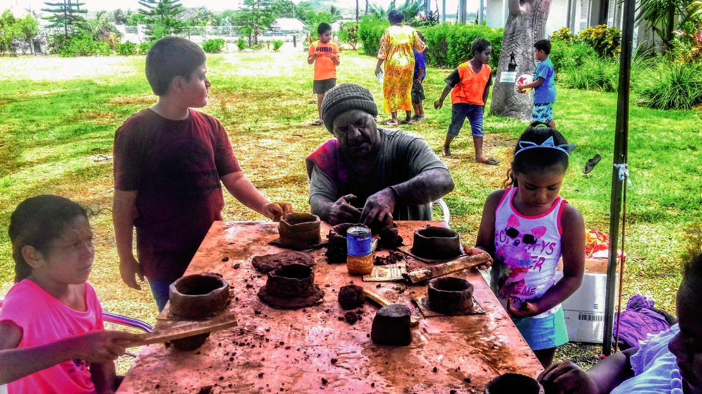 Lors de la rencontre avec les Cocos de Pouembout, les vacanciers de Kaala-Gomen ont participé aux activités que leurs hôtes leur avaient concoctées, comme ici, cet atelier de poterie encadré par Julien Arhou, artisan potier de Koumac.