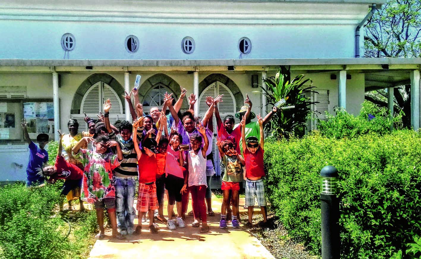 Après s’être rendus à la tribu de Ouémou dans la Chaîne, les enfants et les ados sont allés mercredi à Koné, où ils ont notamment visité le centre culturel Pomémie avant de rencontrer les Cocos de Pouembout.