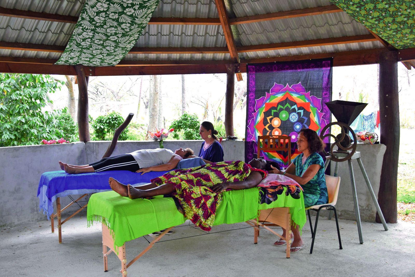 L’Access Bars consistait en une relaxation intense par le toucher de 32 points, exercé par Eloïse et Sandra. Il est censé libérer immédiatement la charge électrique accumulée.