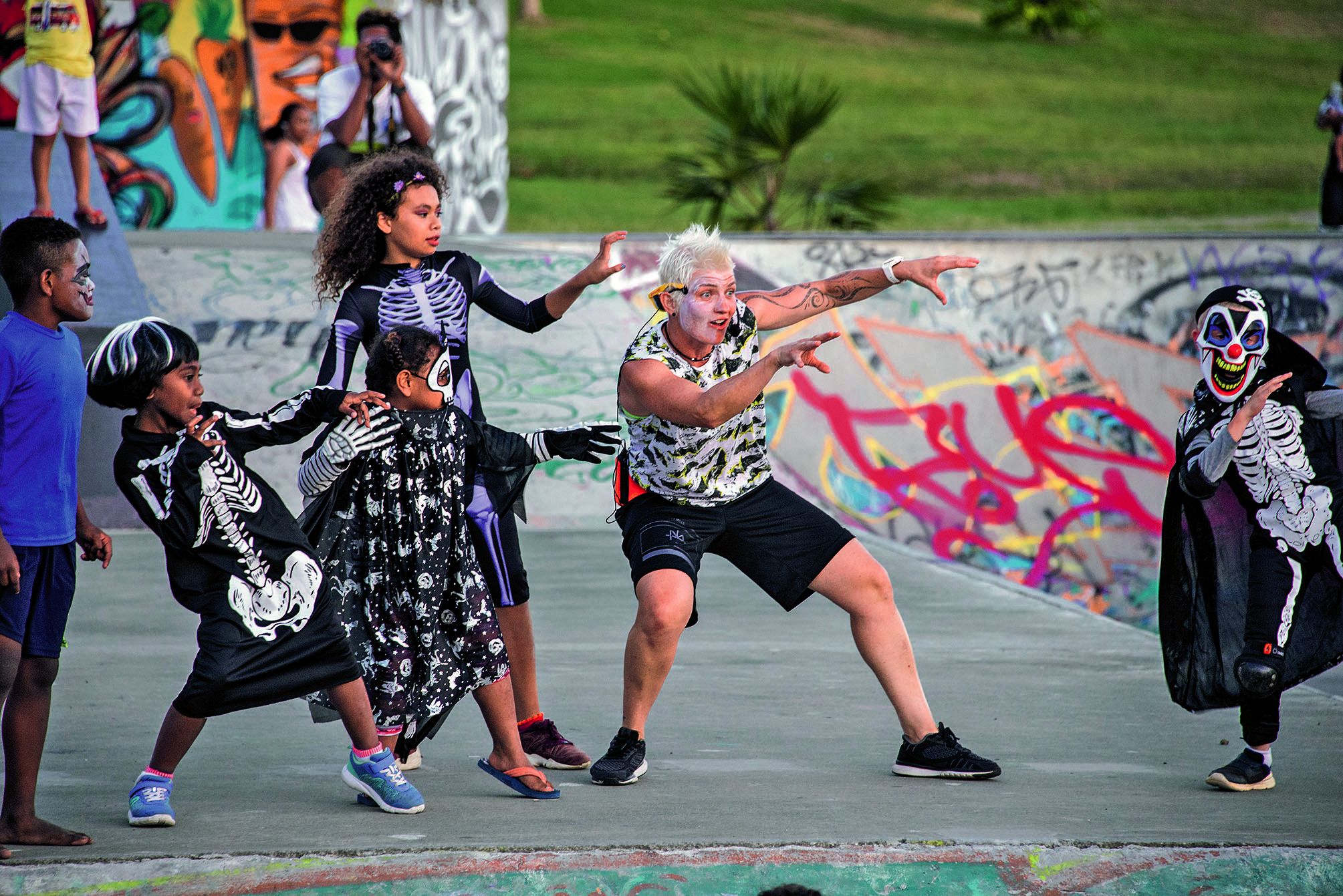 Il faut toujours préparer son corps avant un effort, c’est bien connu. L’échauffement a été proposé, bénévolement, par des coaches de Fit Energy sur une chanson très célèbre, Thriller.