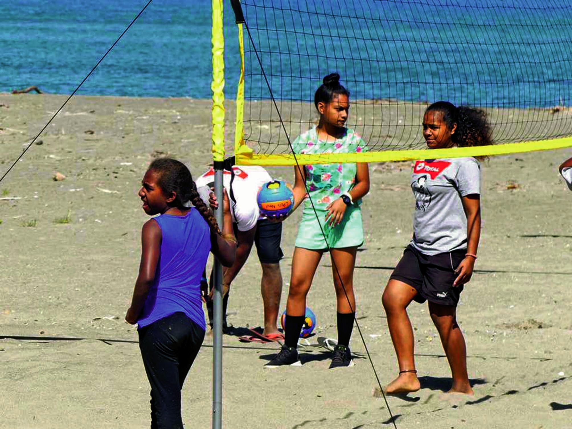 Ce tournoi sportif 100 % filles a suscité une grande émulation  des participantes, comme ici au beach-volley sur la plage  de La Roche Percée.