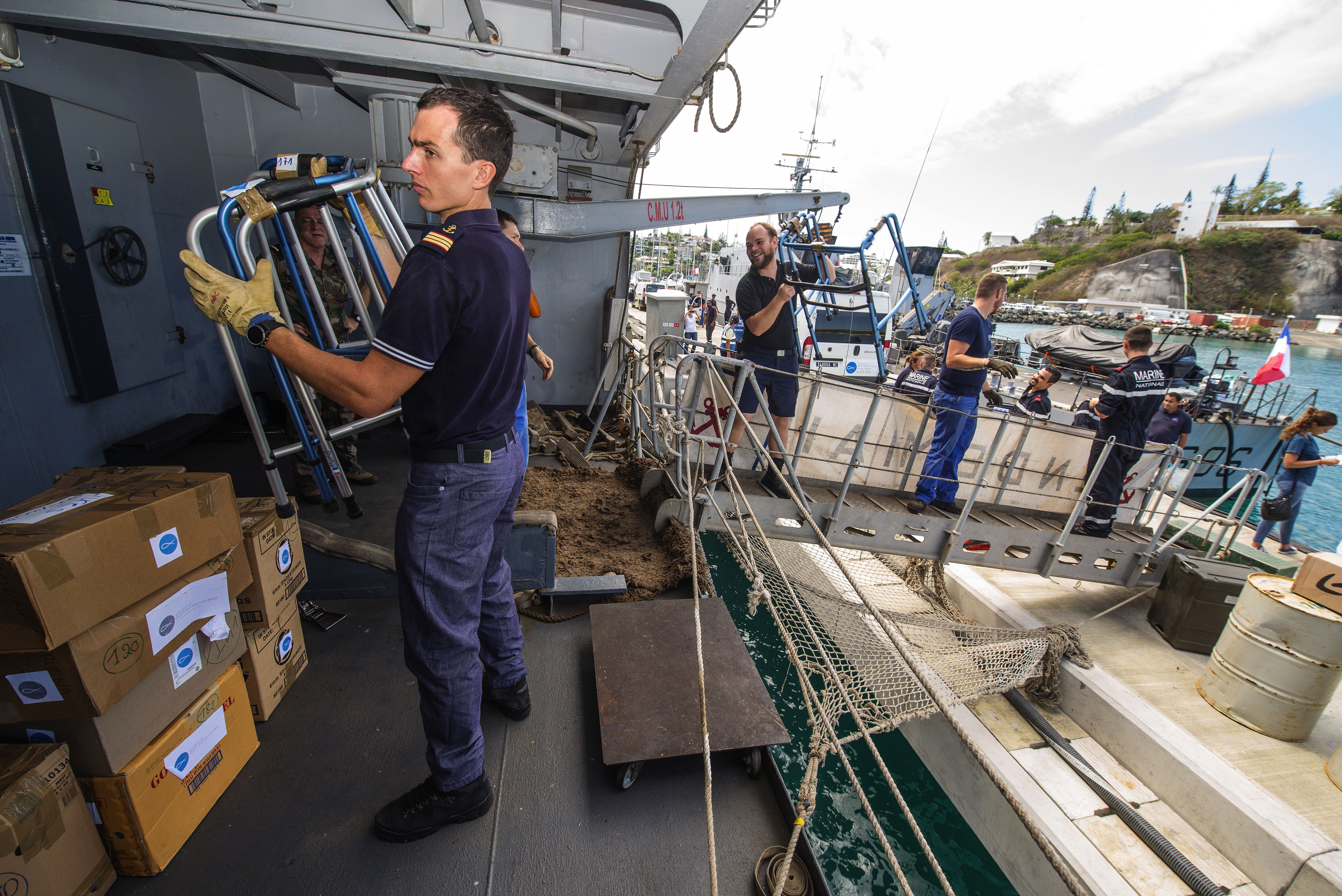 Bénévoles de l’association et marins ont déchargé l’équivalent de deux camionnettes à bord du navire.