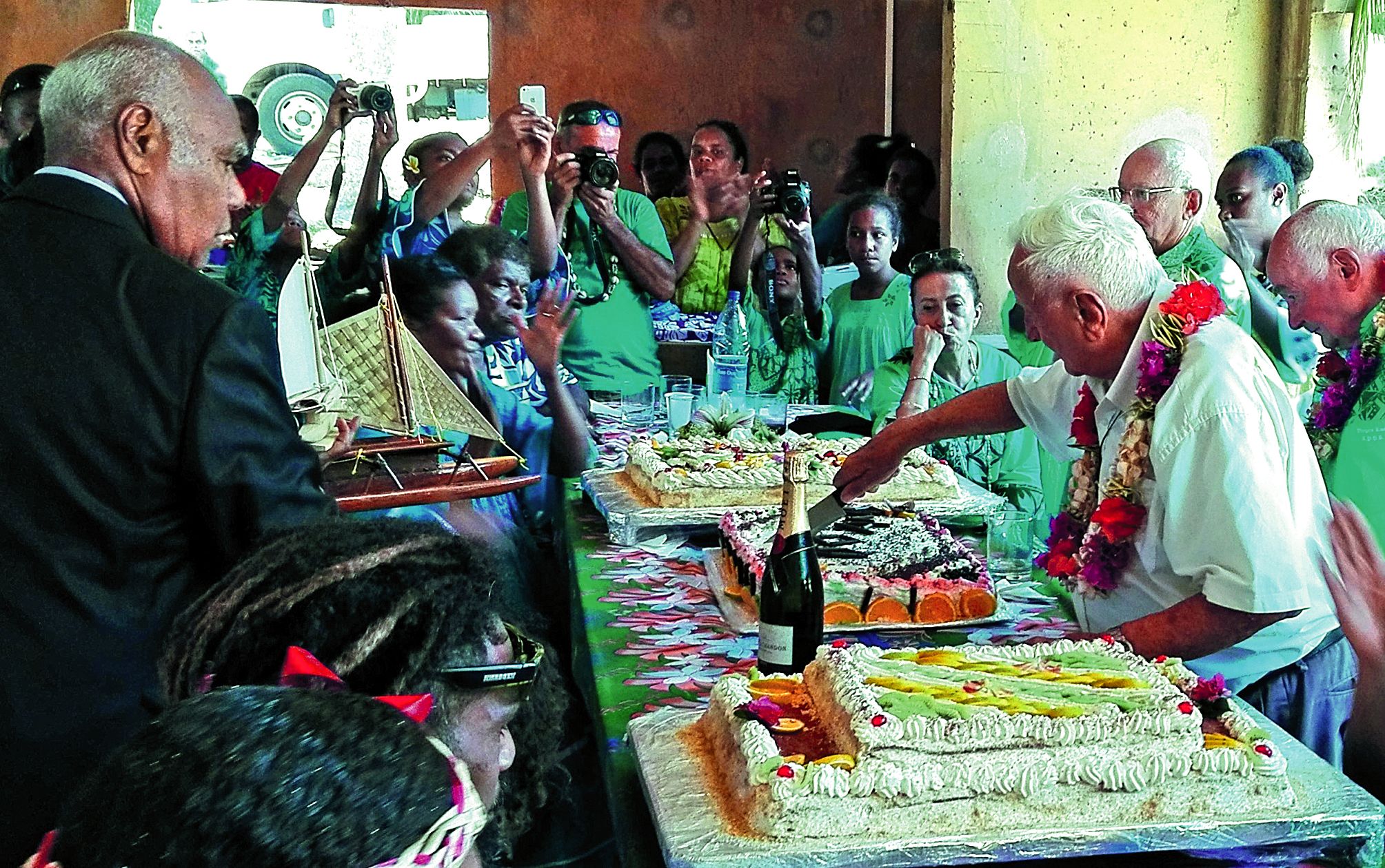 Après les cadeaux, le père Gidrol a partagé les gâteaux confectionnés en son honneur, sous l’œil du grand chef Vendegou.
