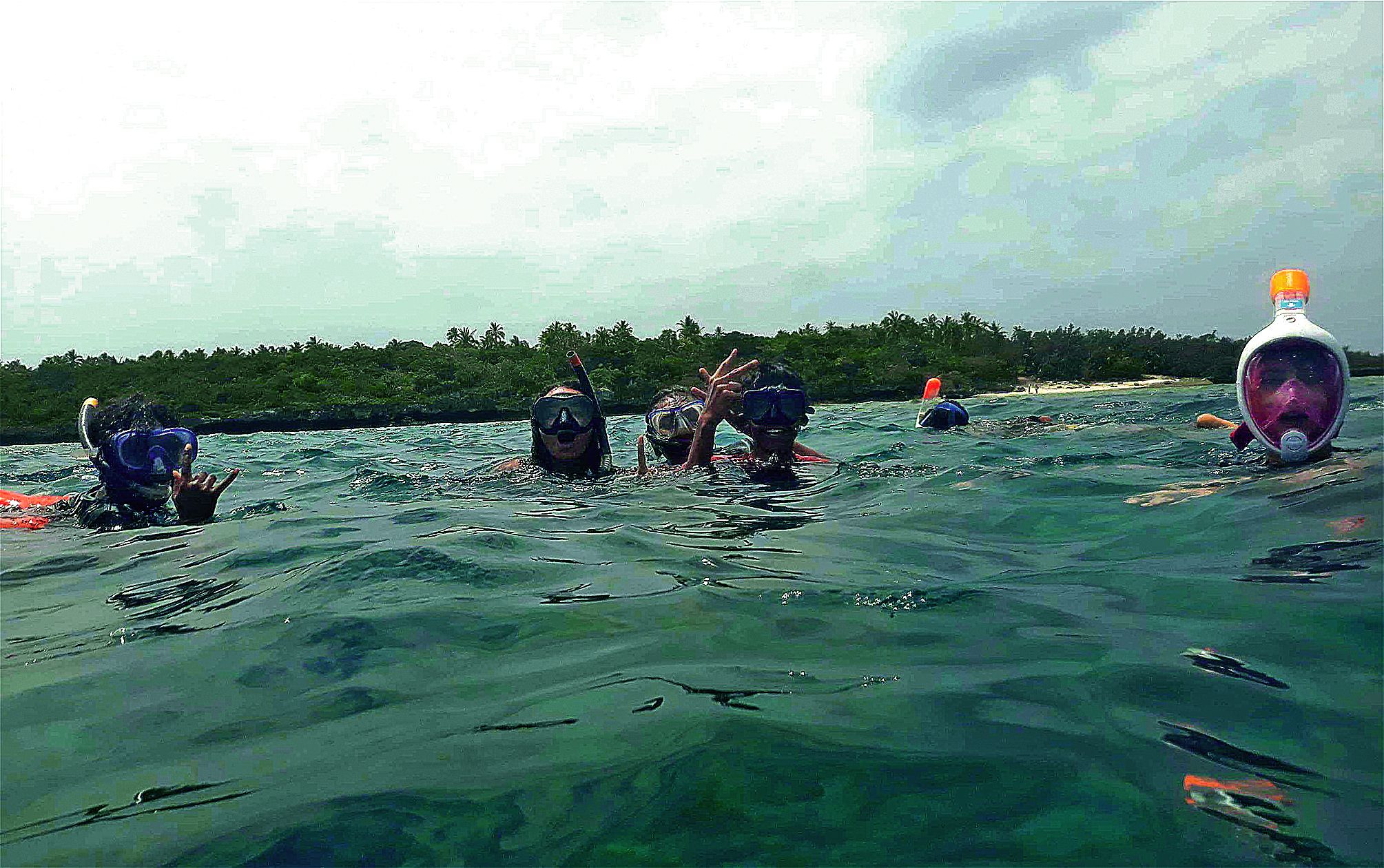 Les jeunes, répartis en deux groupes et encadrés par Pierre Kaouma, ont pu bénéficier  de baptêmes de plongée et ainsi voir les coraux de plus près.