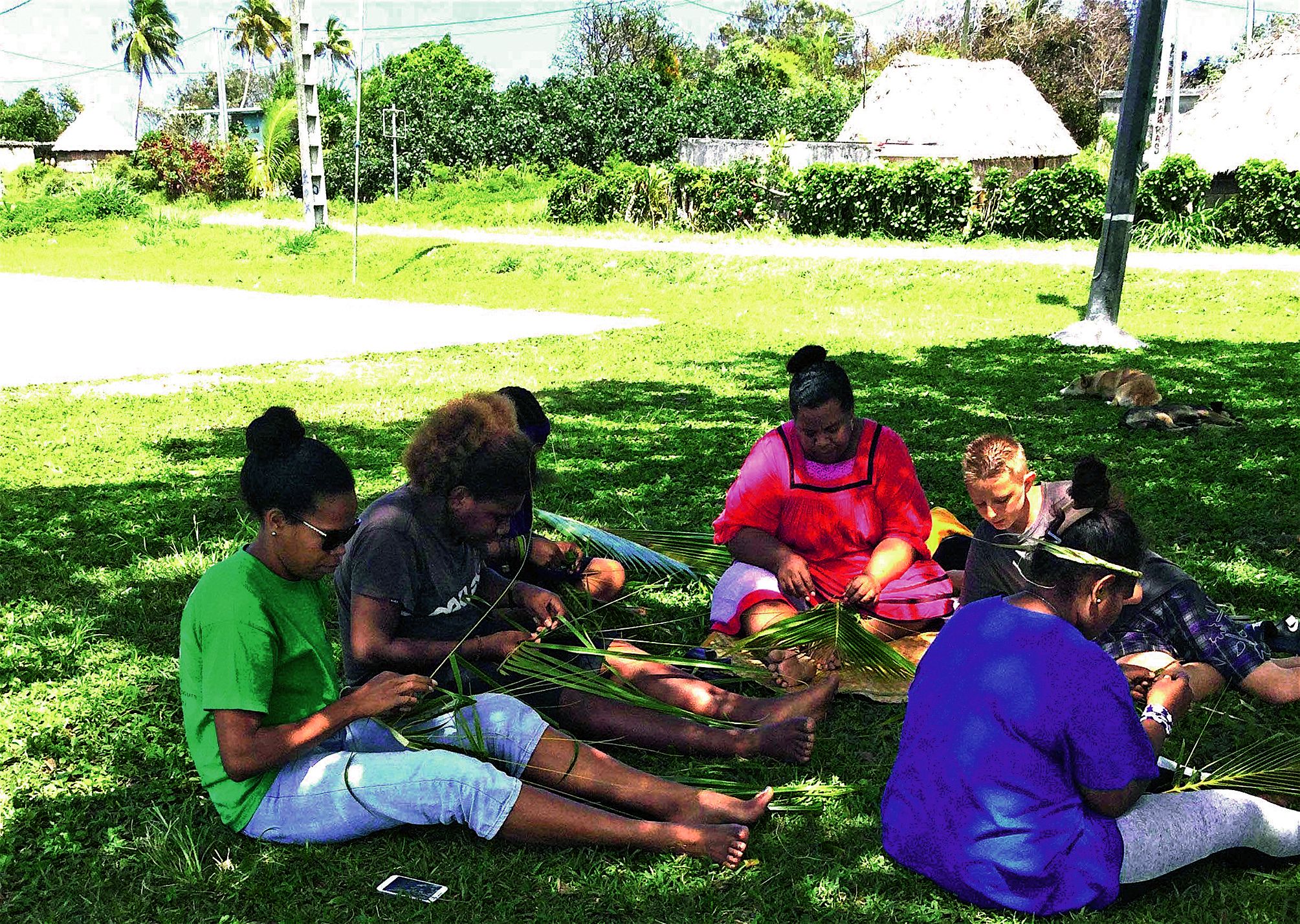 Les vacanciers se sont initiés au tressage, une activité menée sous la responsabilité  des animateurs du centre, avec la collaboration d’une mamie de la tribu de Takedji.