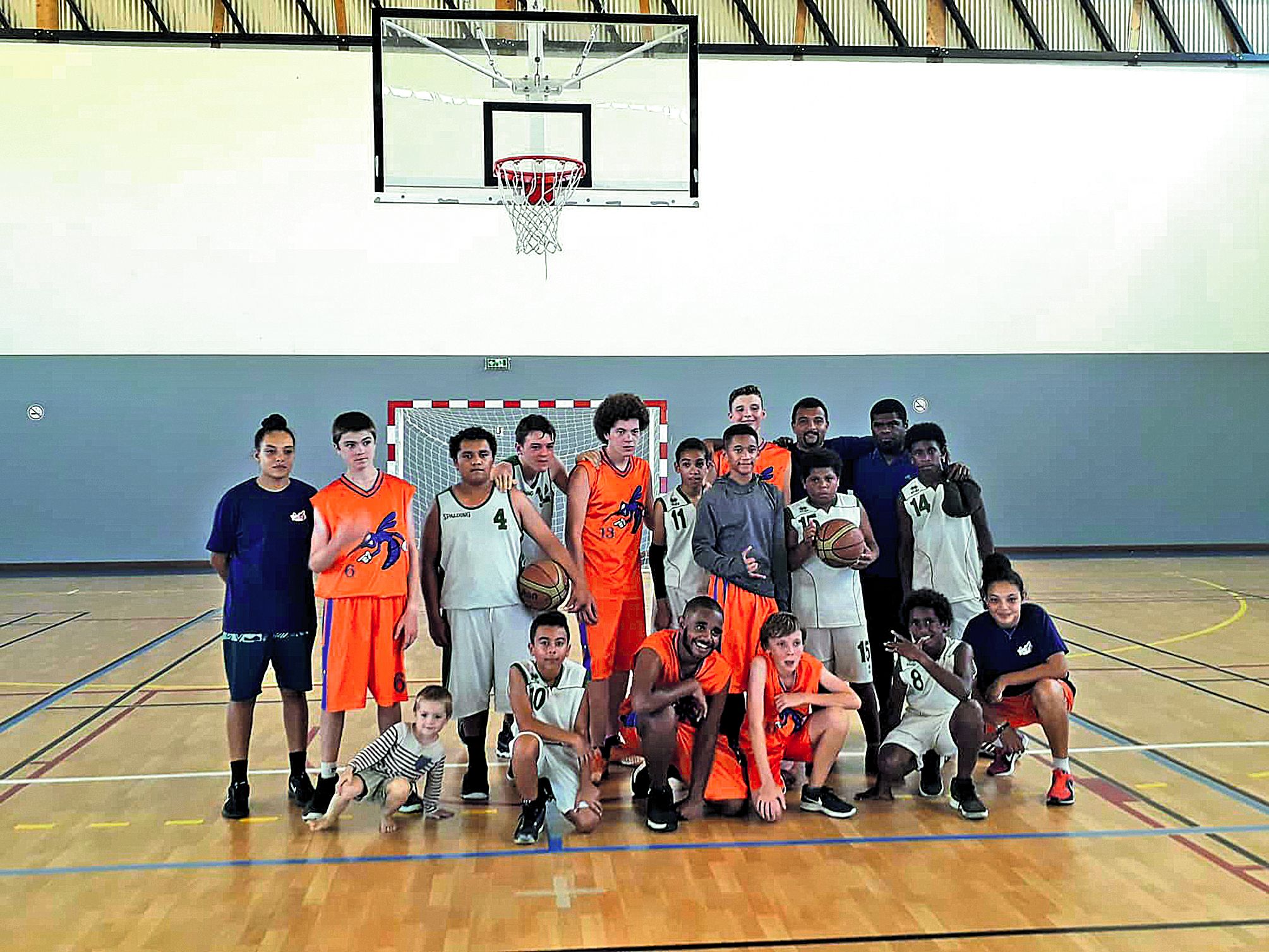 « Etre à Voh et disputer le Championnat territorial à domicile nous motivent à relever ce défi, pour la première place du podium », reconnaît Maryko Durand-Wright des Moustiquettes, équipe senior femmes de Voh, à l’occasion du Championnat territorial de basket. Ici, le BCVKP, champion provincial Nord minimes, a terminé son match face au CS Poindimié, 48 à 24.