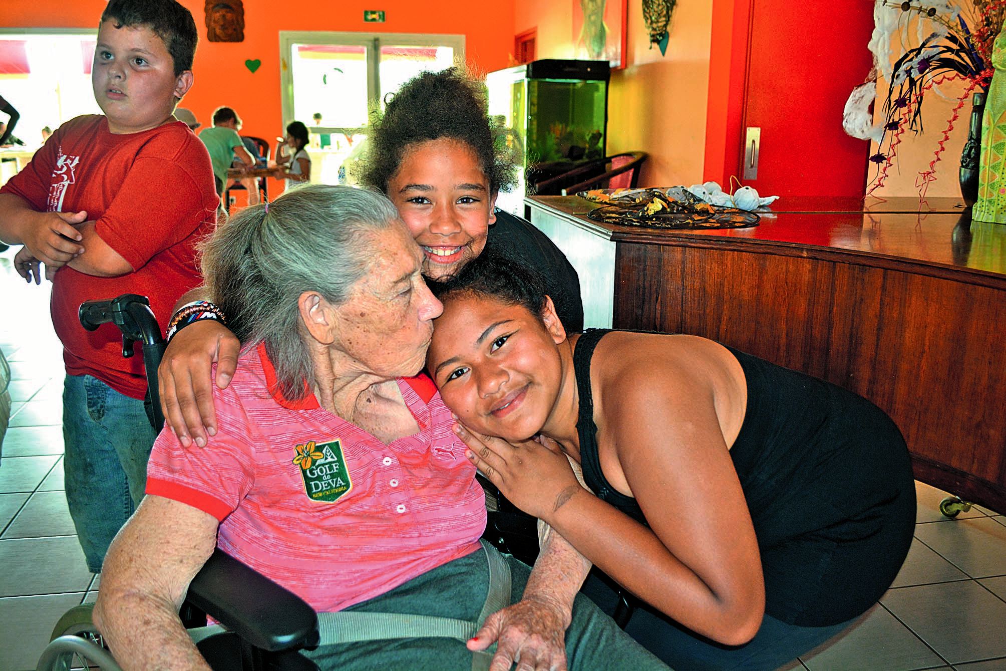 Tékéa (à droite) et Loane ont donné beaucoup de câlins aux seniors. « J’ai beaucoup d’affection pour les personnes âgées. J’aime bien m’occuper d’elles », a indiqué Tékéa. Sa copine n’en pense pas moins : « Quand je les vois, je suis un peu triste, car c’