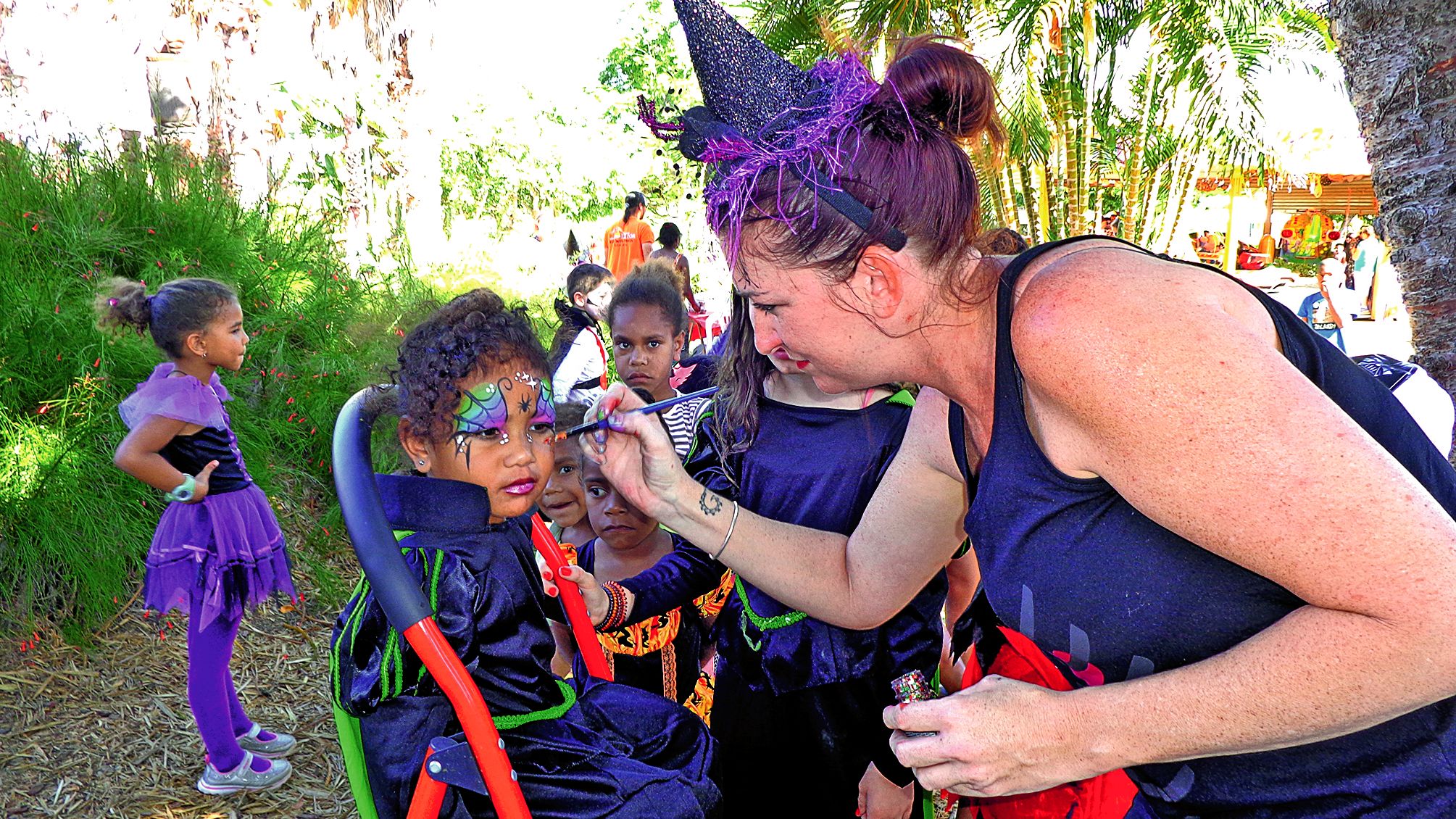 Les enfants ont pu se faire maquiller selon leurs envies, comme ici Ketsia qui a opté pour des toiles d’araignée.