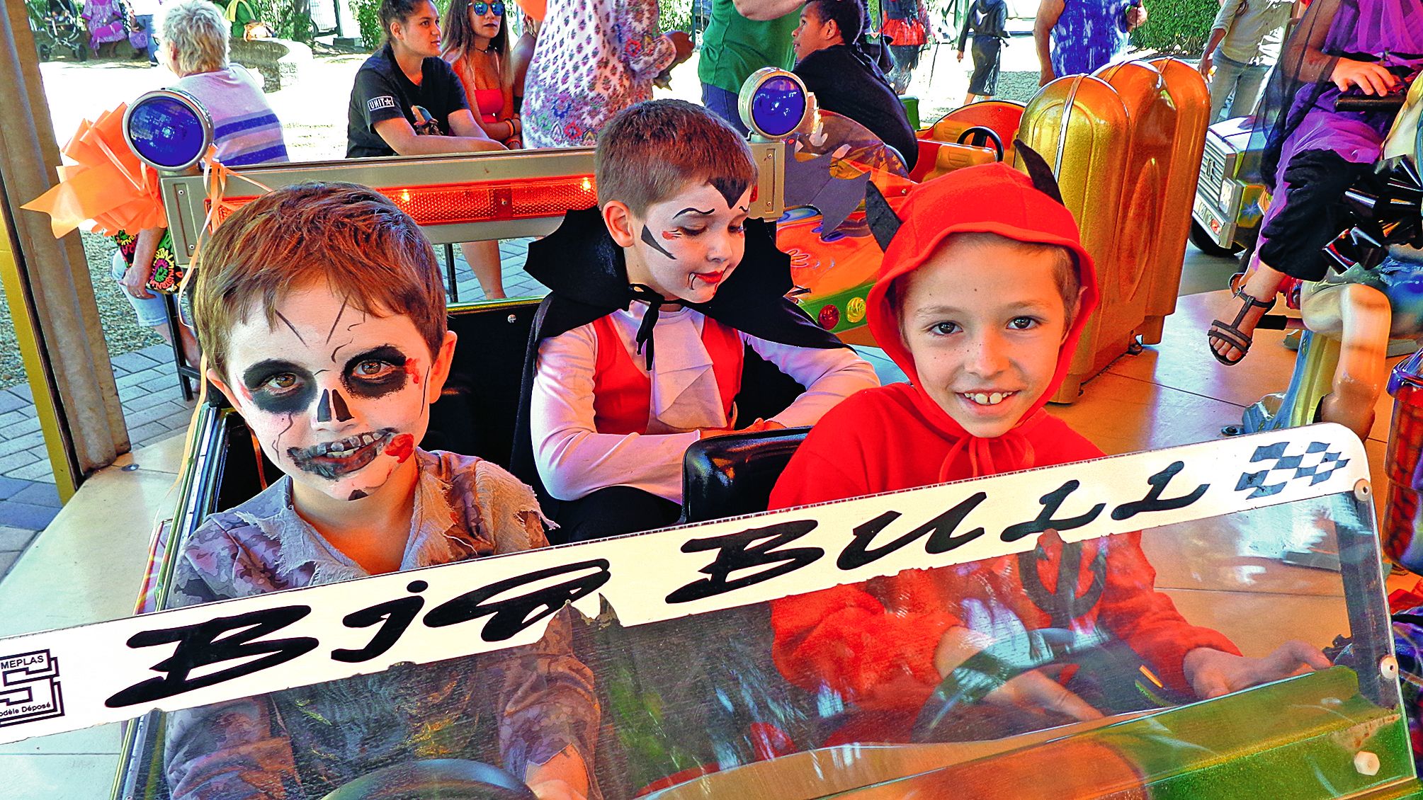 Les enfants ont aussi pu profiter du manège décoré pour l’occasion, comme Jules, Alexeï et Wilfried.