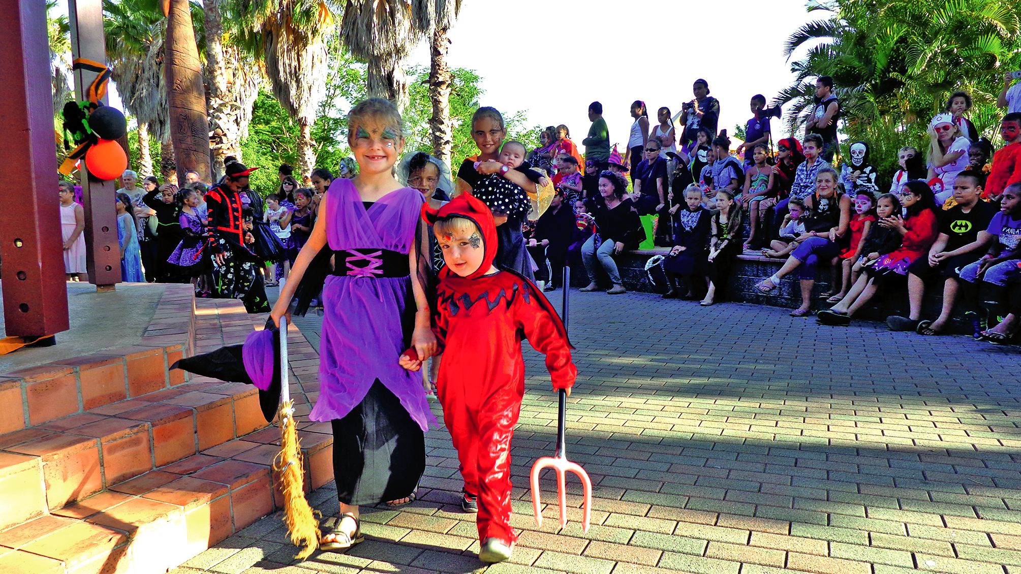 Le maquillage était de rigueur pour défiler autour du kiosque à musique et se montrer au public, avant de prendre le goûter Halloween. Les enfants sont ensuite partis en tournée dans les rues du village pour réclamer des bonbons.